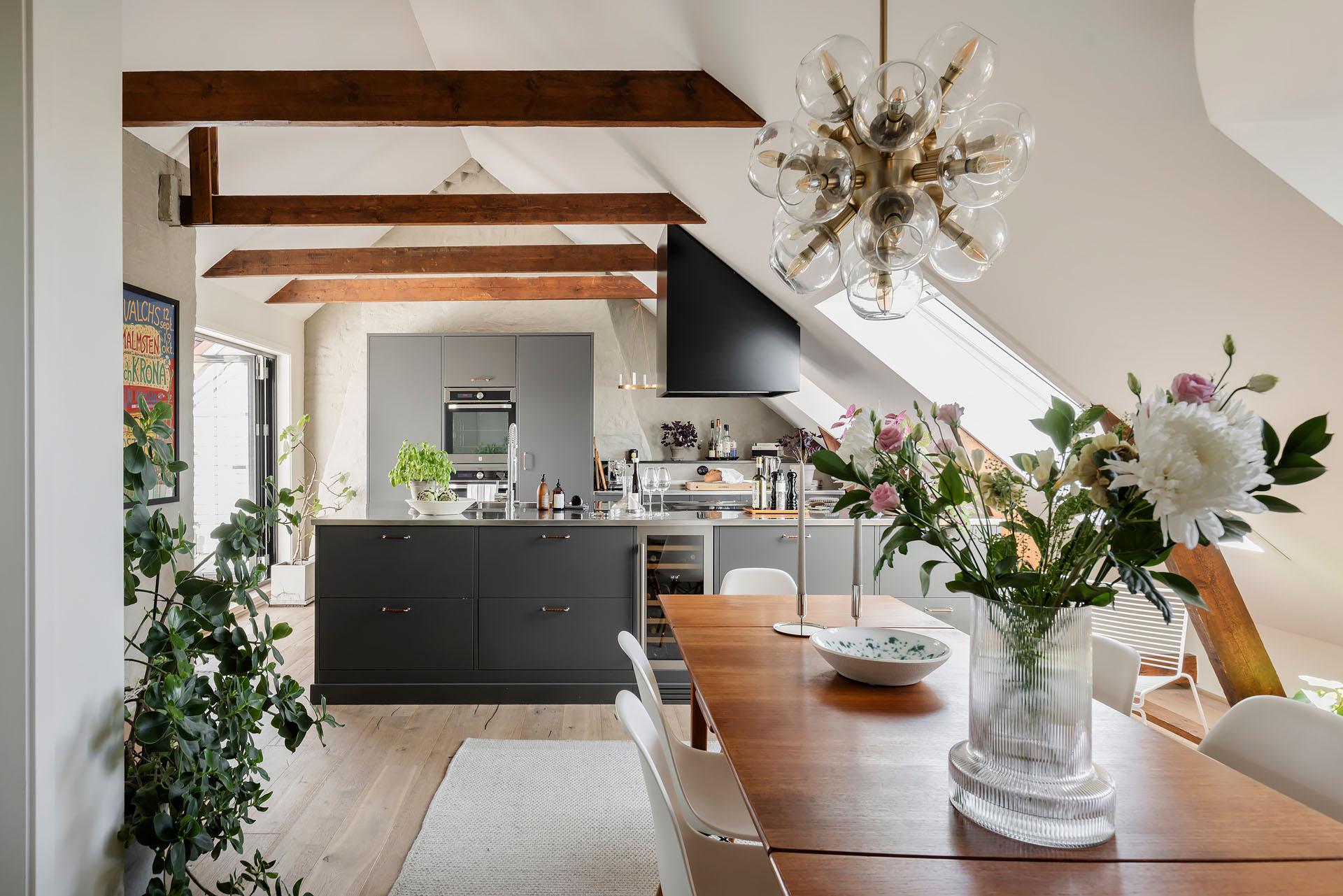 cuisine grise contemporaine et salle à manger avec poutres décoration scandinave duplex 118m2 cuisine grise contemporaine et salle à manger avec poutres décoration scandinave duplex 118m2