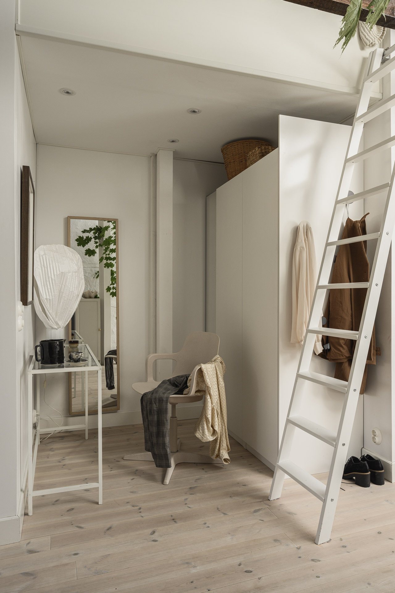 entrée décoration scandinave studio mansardé 24m2 avec mezzanine