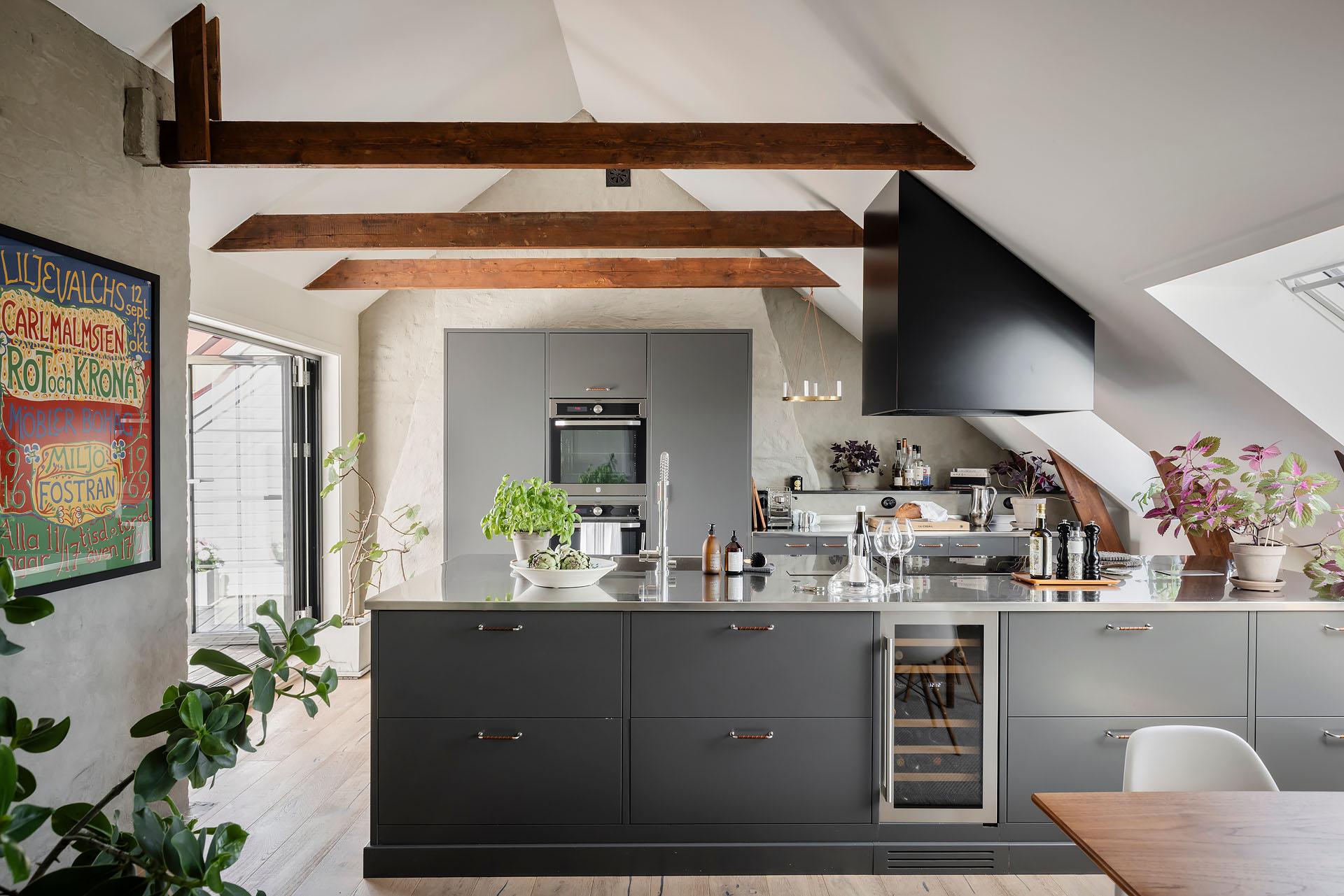 cuisine grise contemporaine et salle à manger avec poutres décoration scandinave duplex 118m2 cuisine grise contemporaine et salle à manger avec poutres décoration scandinave duplex 118m2