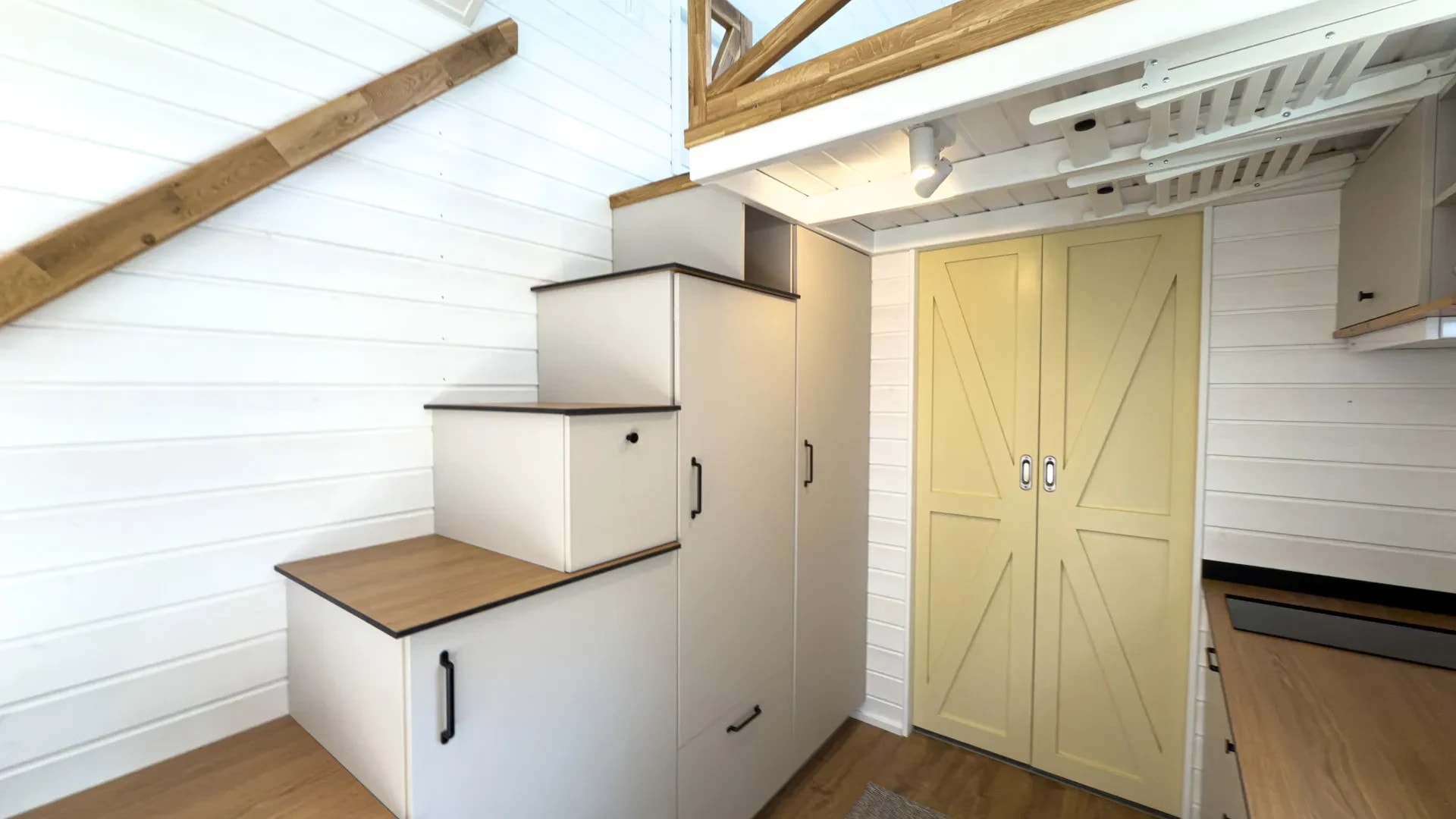 intérieur tiny house inclusive 25m2 pour 6 personnes Mobi Water Dreams par Mobi House intérieur tiny house inclusive 25m2 pour 6 personnes Mobi Water Dreams par Mobi House