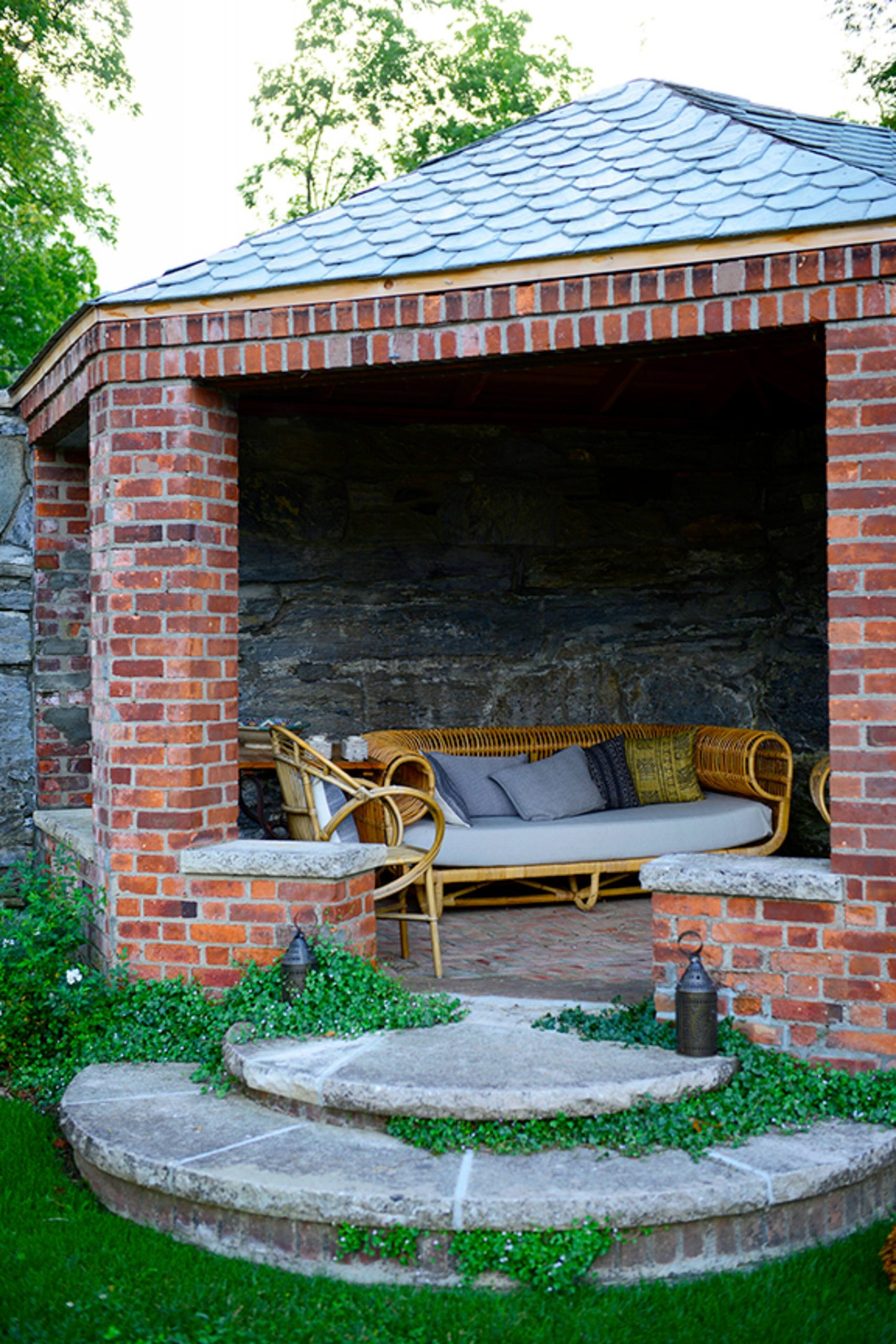 pavillon en briques dans jardin maison ancienne au style shaker à louer chez Airbnb pavillon en briques dans jardin maison ancienne au style shaker à louer chez Airbnb