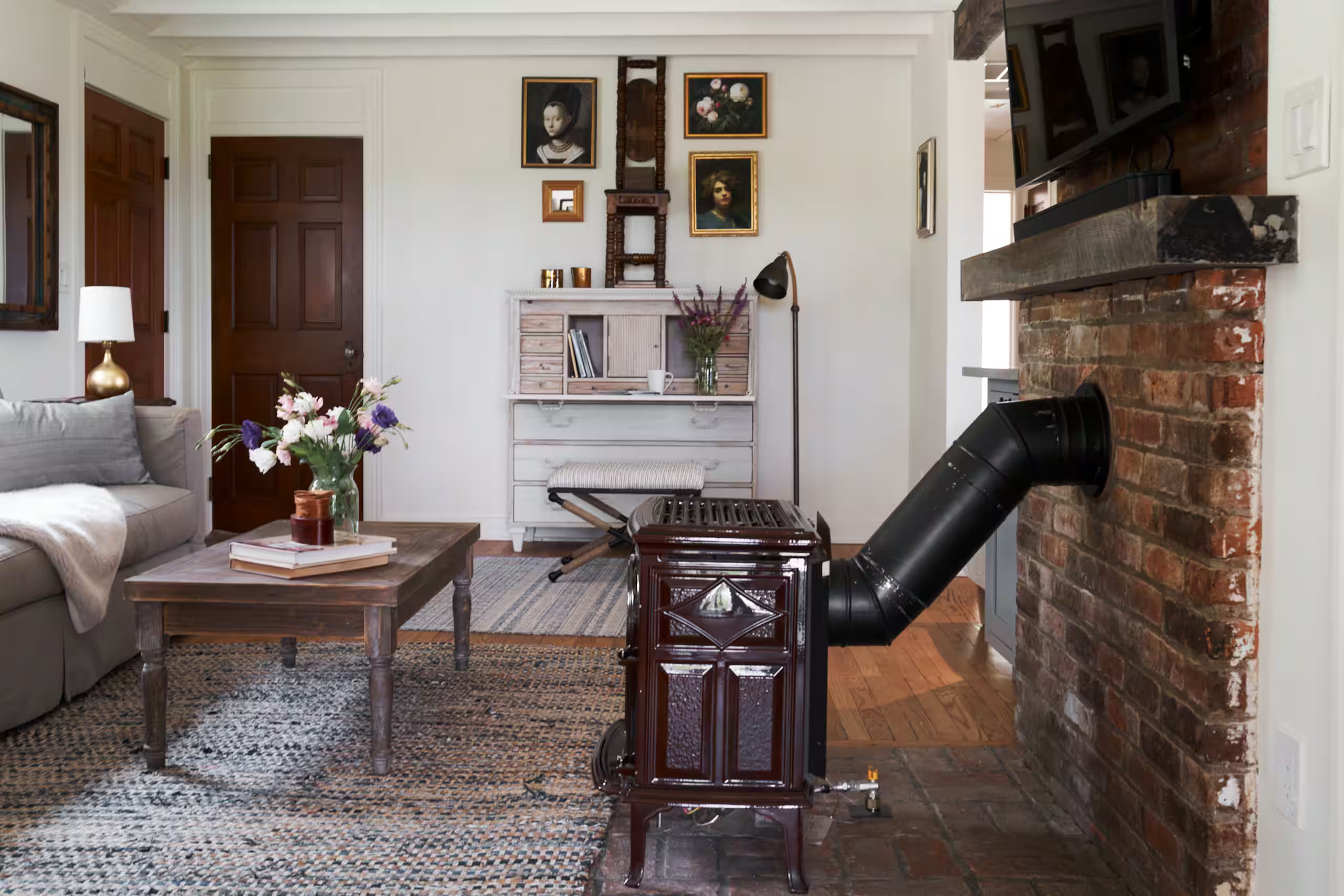 salon avec poêle décoration campagne chic maison ancienne au style shaker à louer chez Airbnb salon avec poêle décoration campagne chic maison ancienne au style shaker à louer chez Airbnb