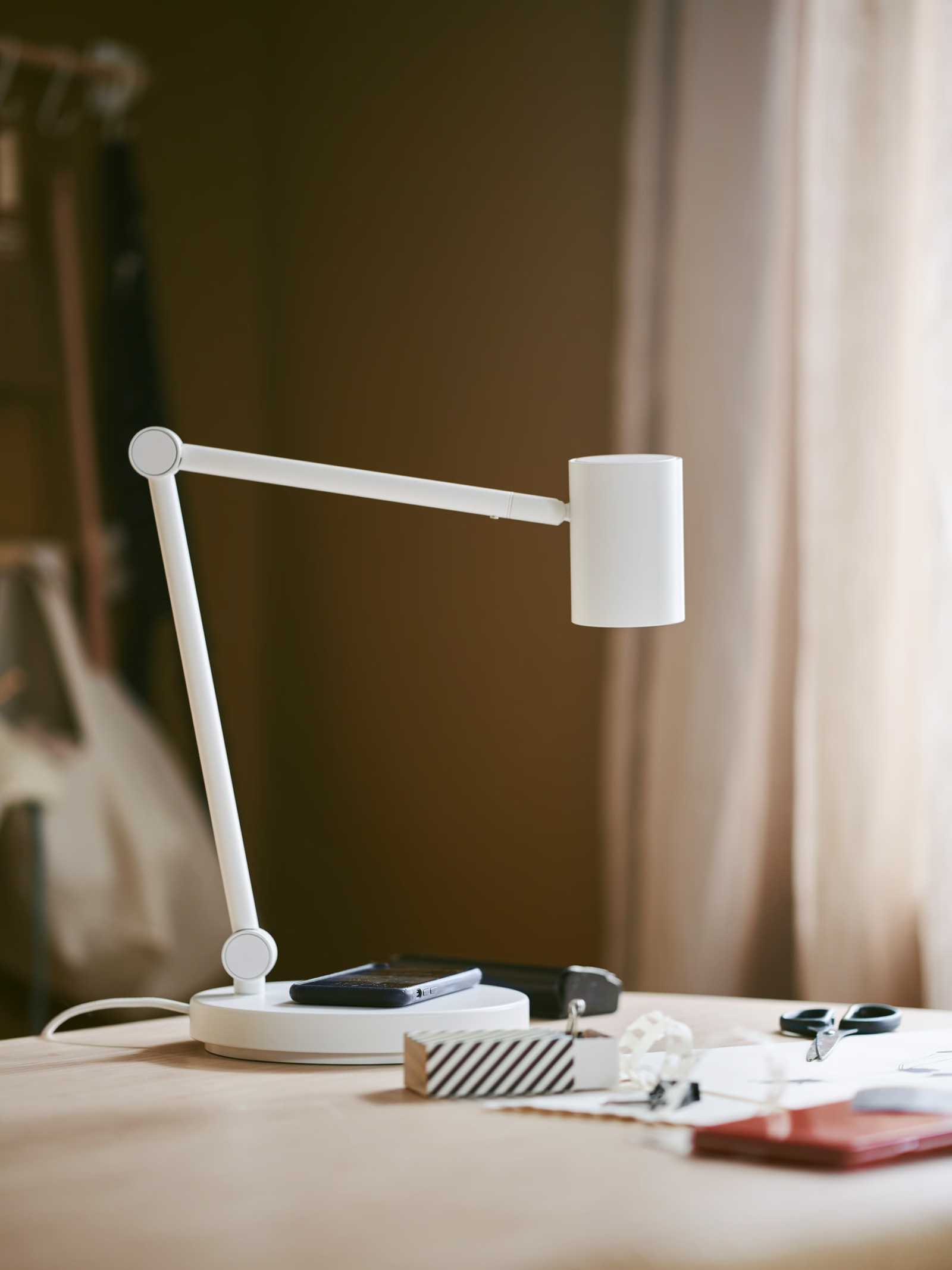 lampe bureau IKEA avec chargeur sans fil