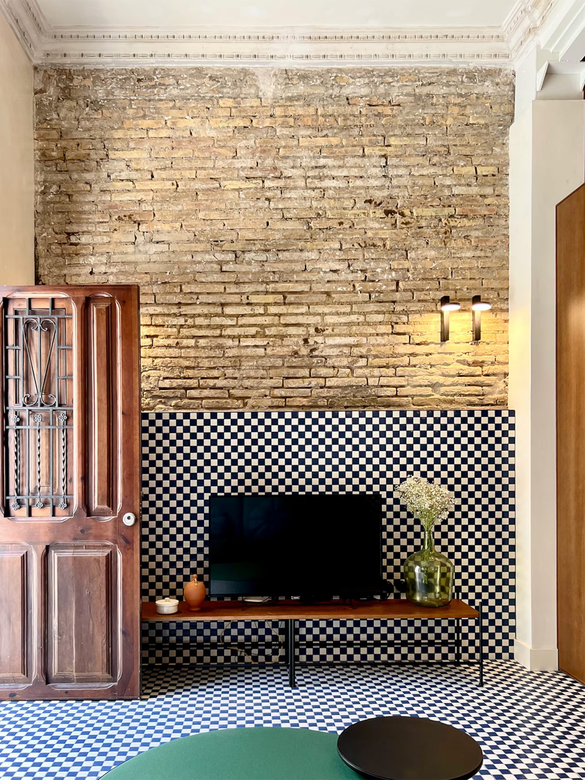 salon avec carrelage à damier et mur de briques ancienne décoration contemporaine maison de pêcheur rénovée à Valencia El Rincón de María Vicenta