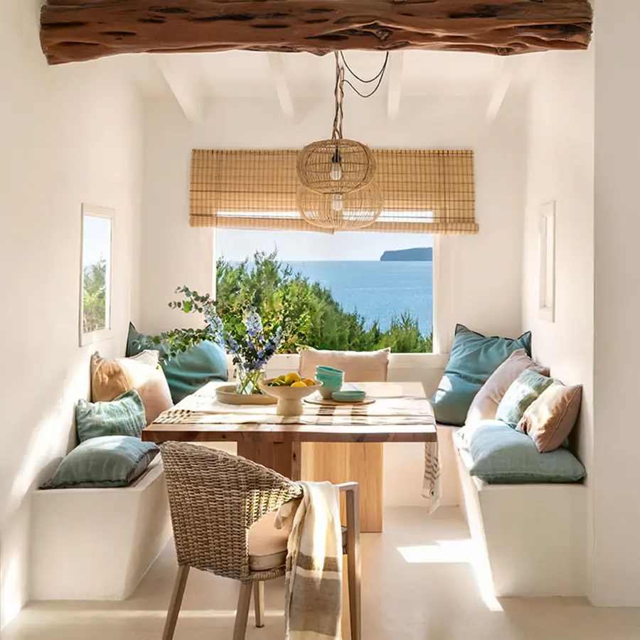 salle à manger maçonnée décoration contemporaine bleue et blanche vue mer