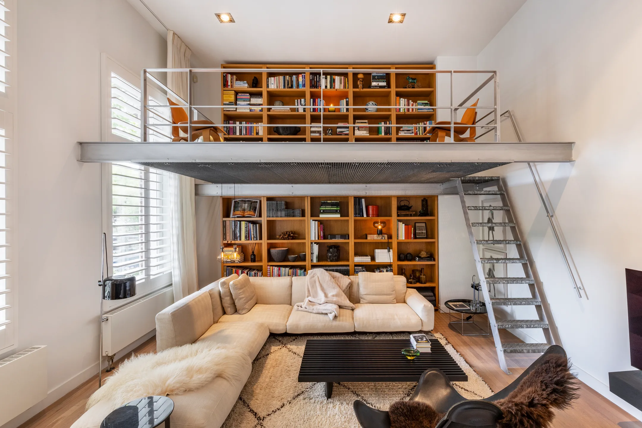 salon avec mezzanine duplex Amsterdam décoration contemporaine