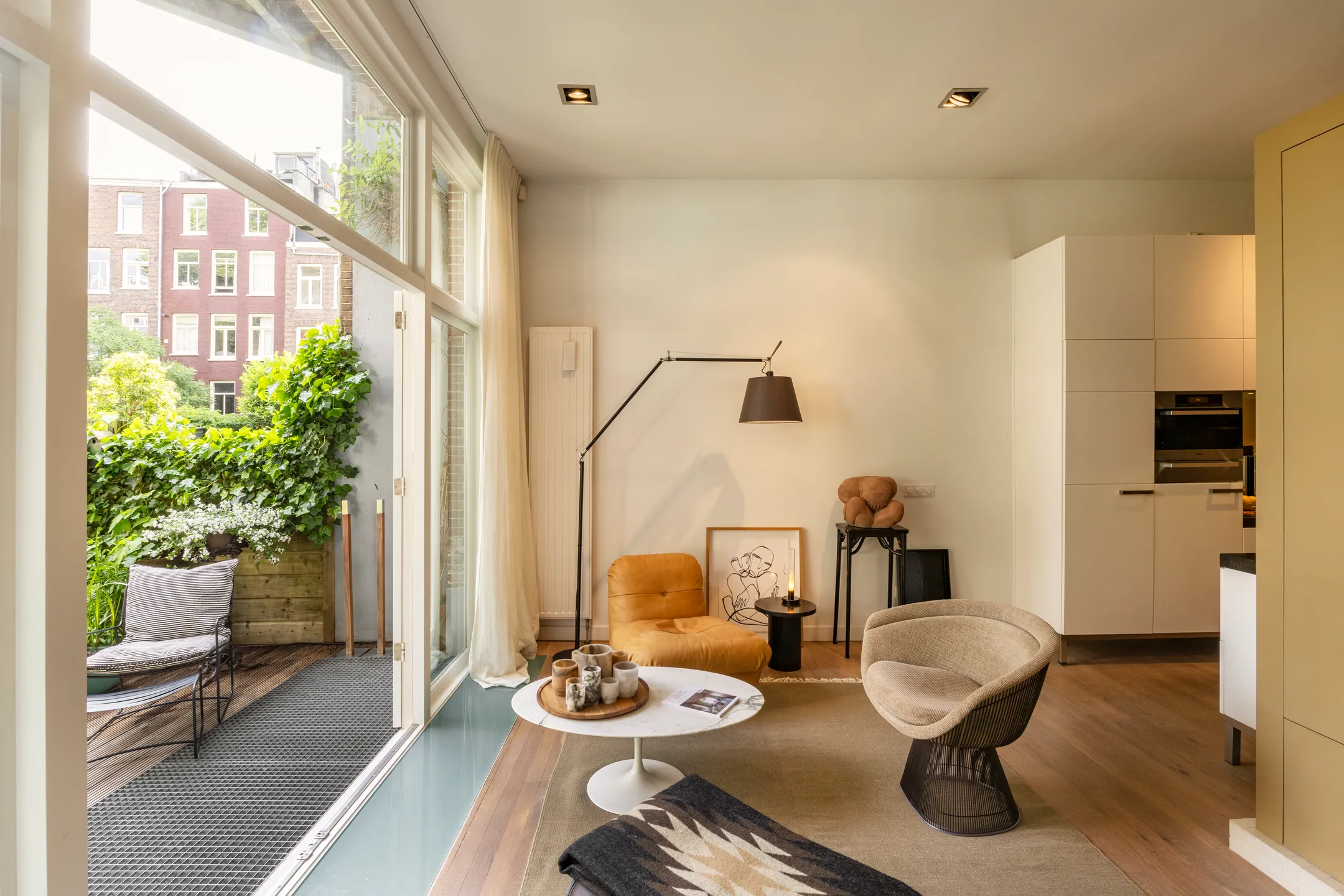 cuisine et salon sur jardin de ville duplex Amsterdam décoration contemporaine