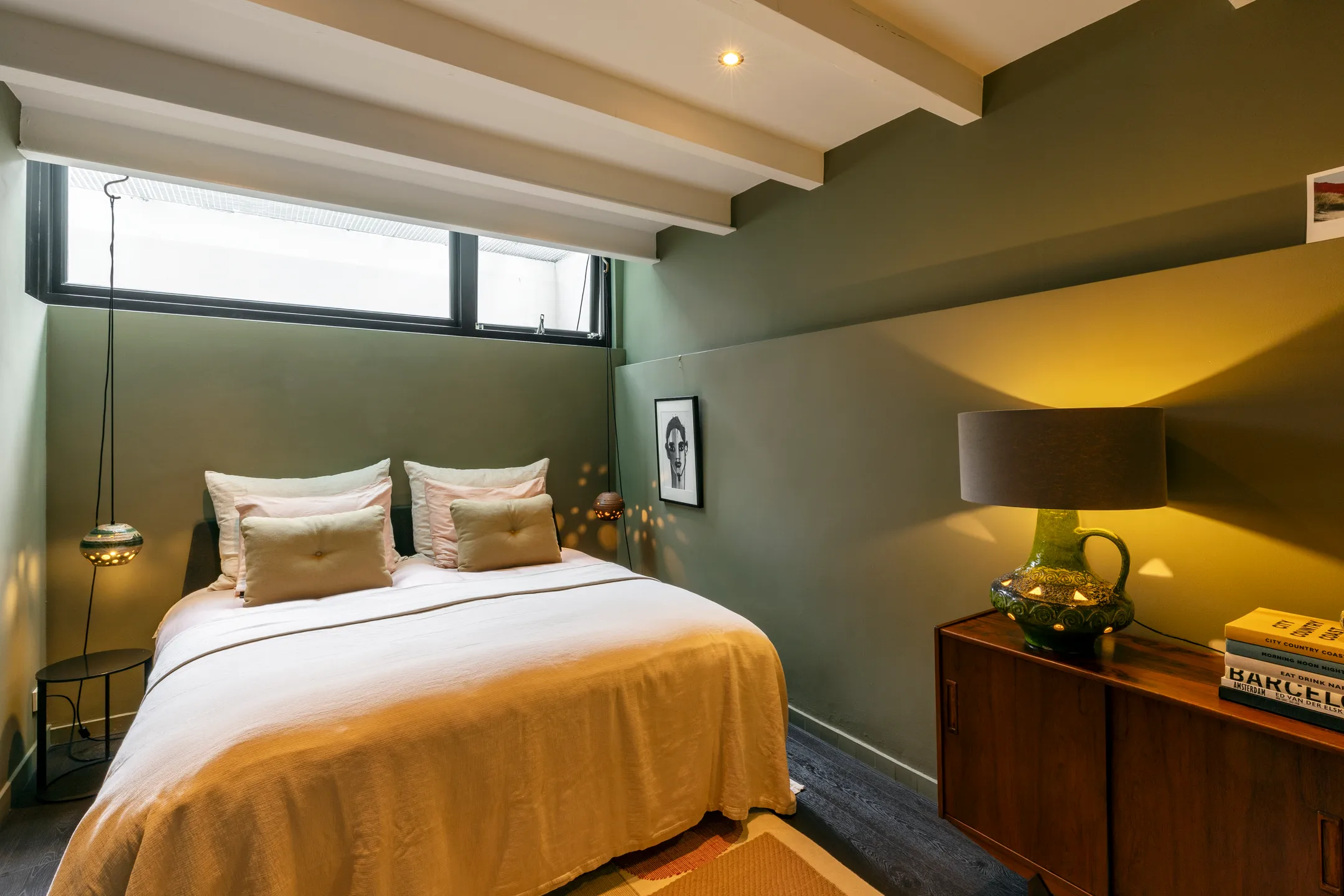 chambre sous-sol murs verts duplex Amsterdam décoration contemporaine