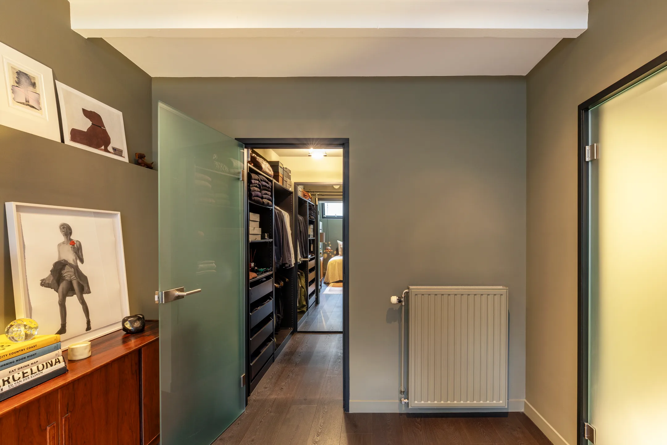 chambre sous-sol murs verts duplex Amsterdam décoration contemporaine