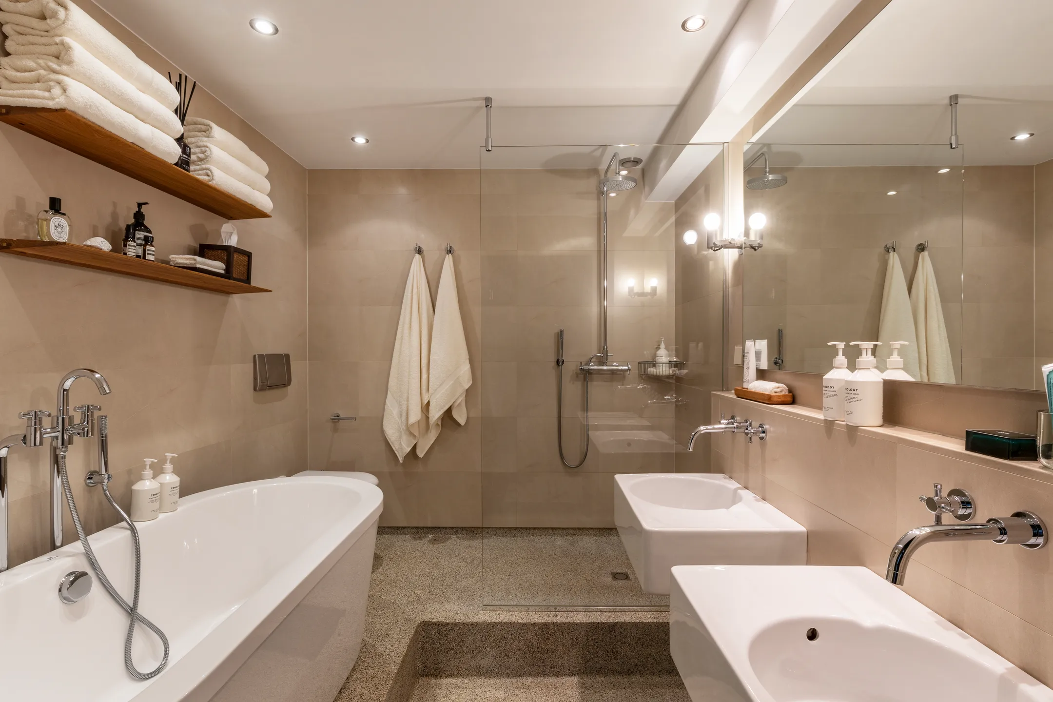 salle de bain sol terrazzo ancien baignoire îlot design duplex Amsterdam décoration contemporaine