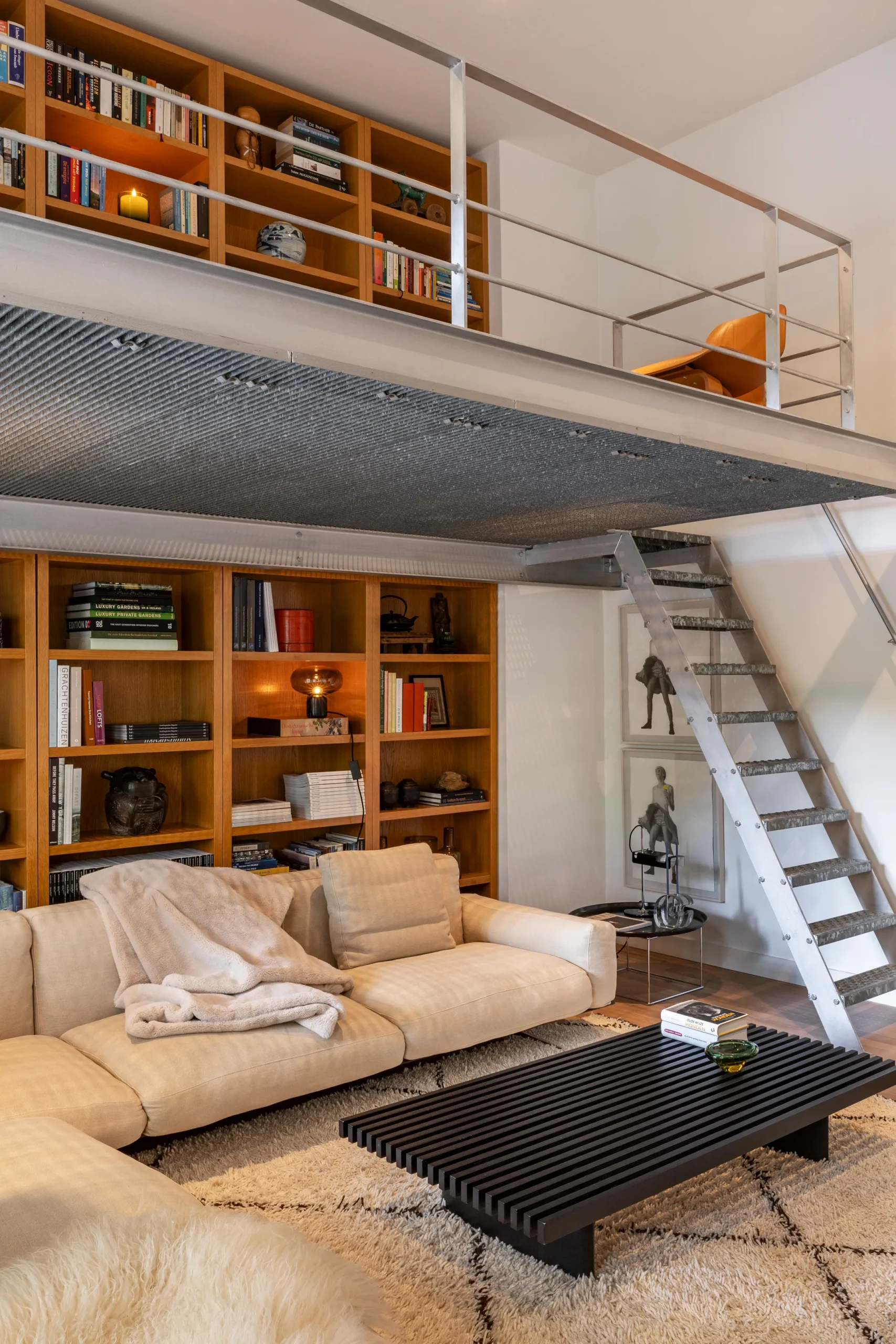 salon avec mezzanine duplex Amsterdam décoration contemporaine