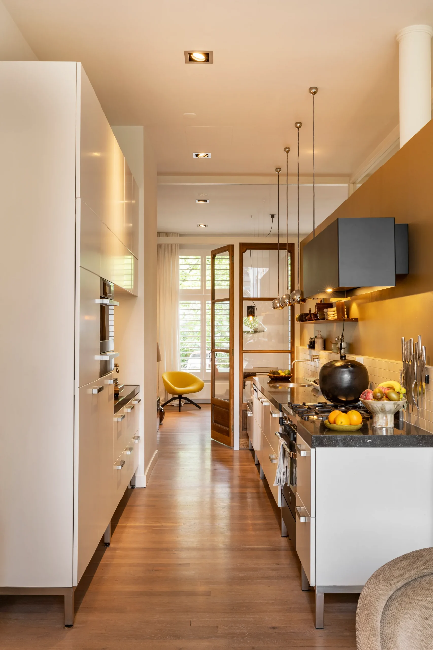 cuisine blanche et noire sol parquet duplex Amsterdam décoration contemporaine