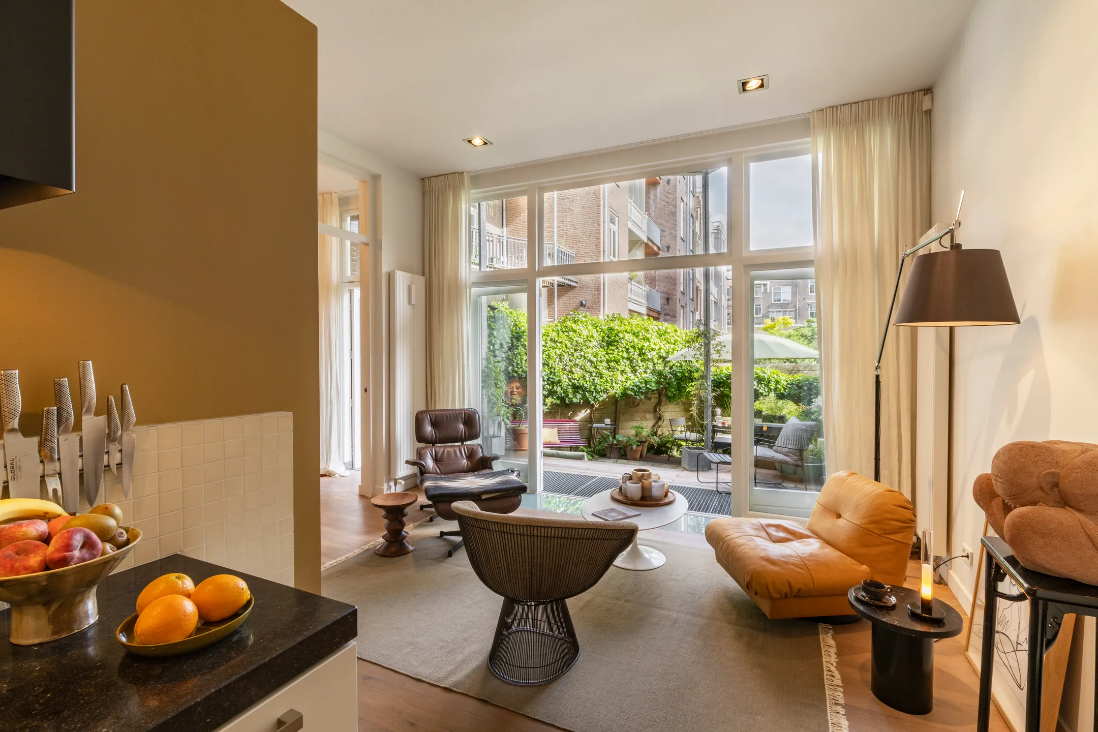 cuisine et salon sur jardin de ville duplex Amsterdam décoration contemporaine