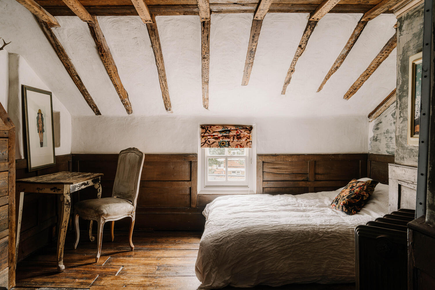 chambre mansardée avec poutres décoration vintage et rustique maison géorgienne Londres