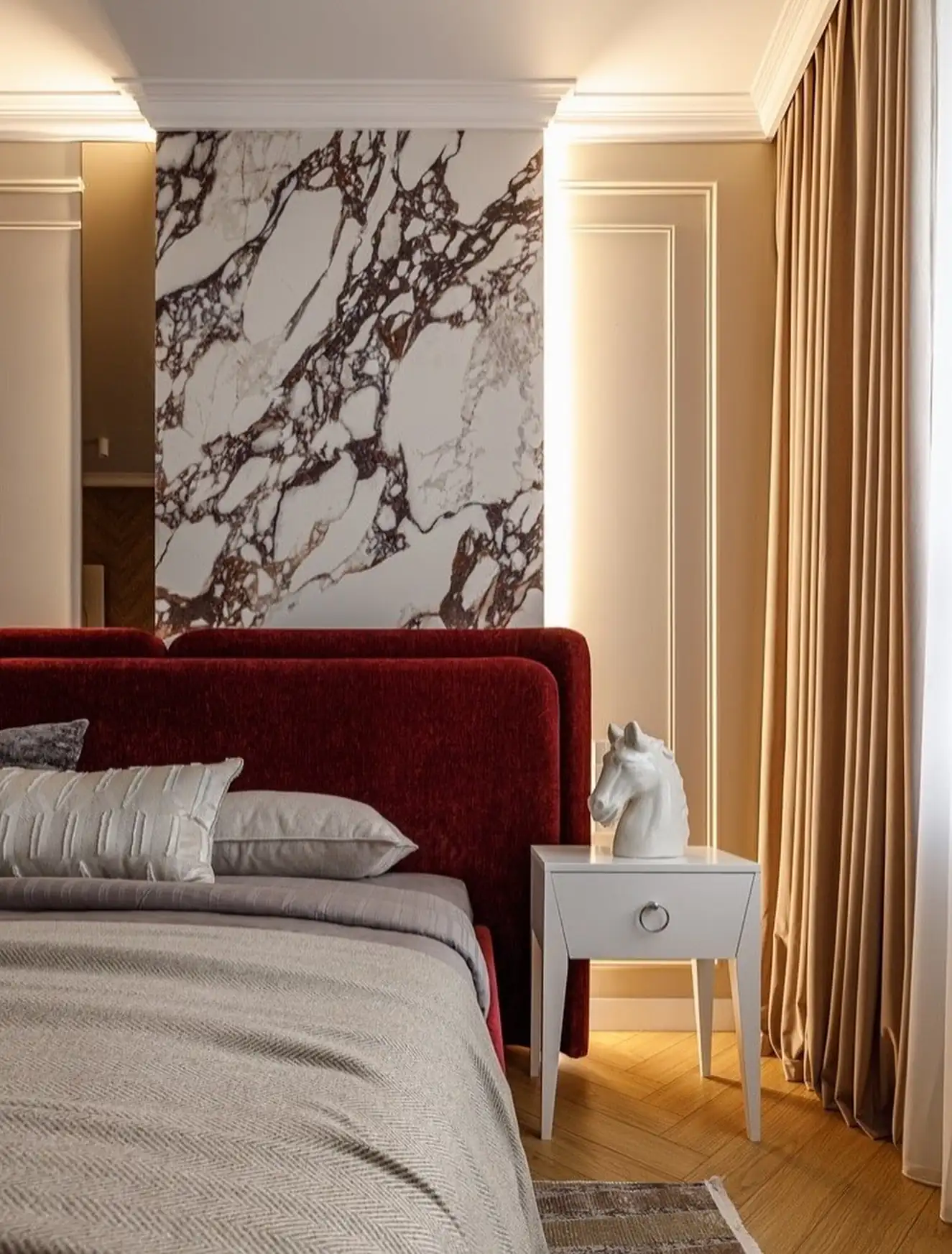 chambre tons bordeaux avec papier-peint marbre et rétro éclairage petit appartement de 40m2 chambre tons bordeaux avec papier-peint marbre et rétro éclairage petit appartement de 40m2