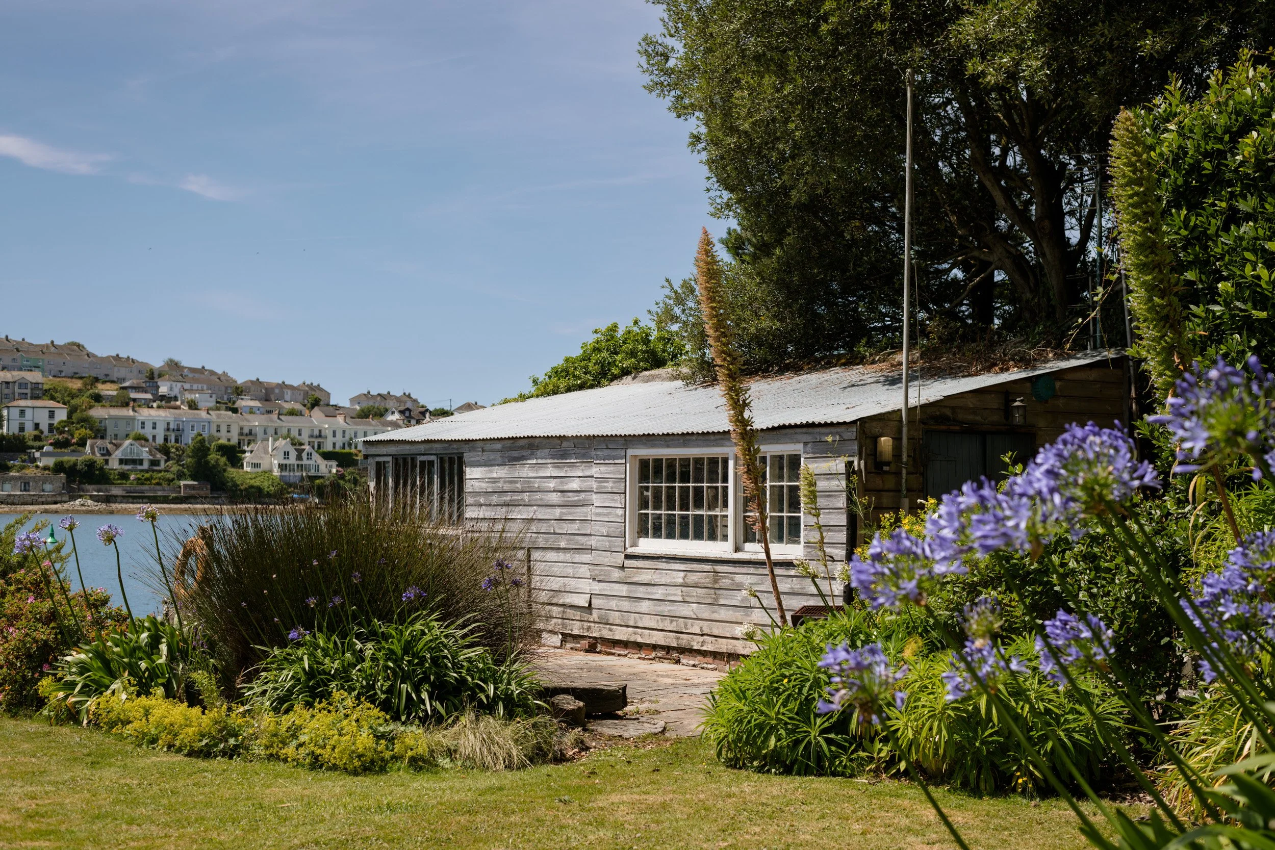 jardin avec hangar à bateaux chaumière dans les Cornouailles