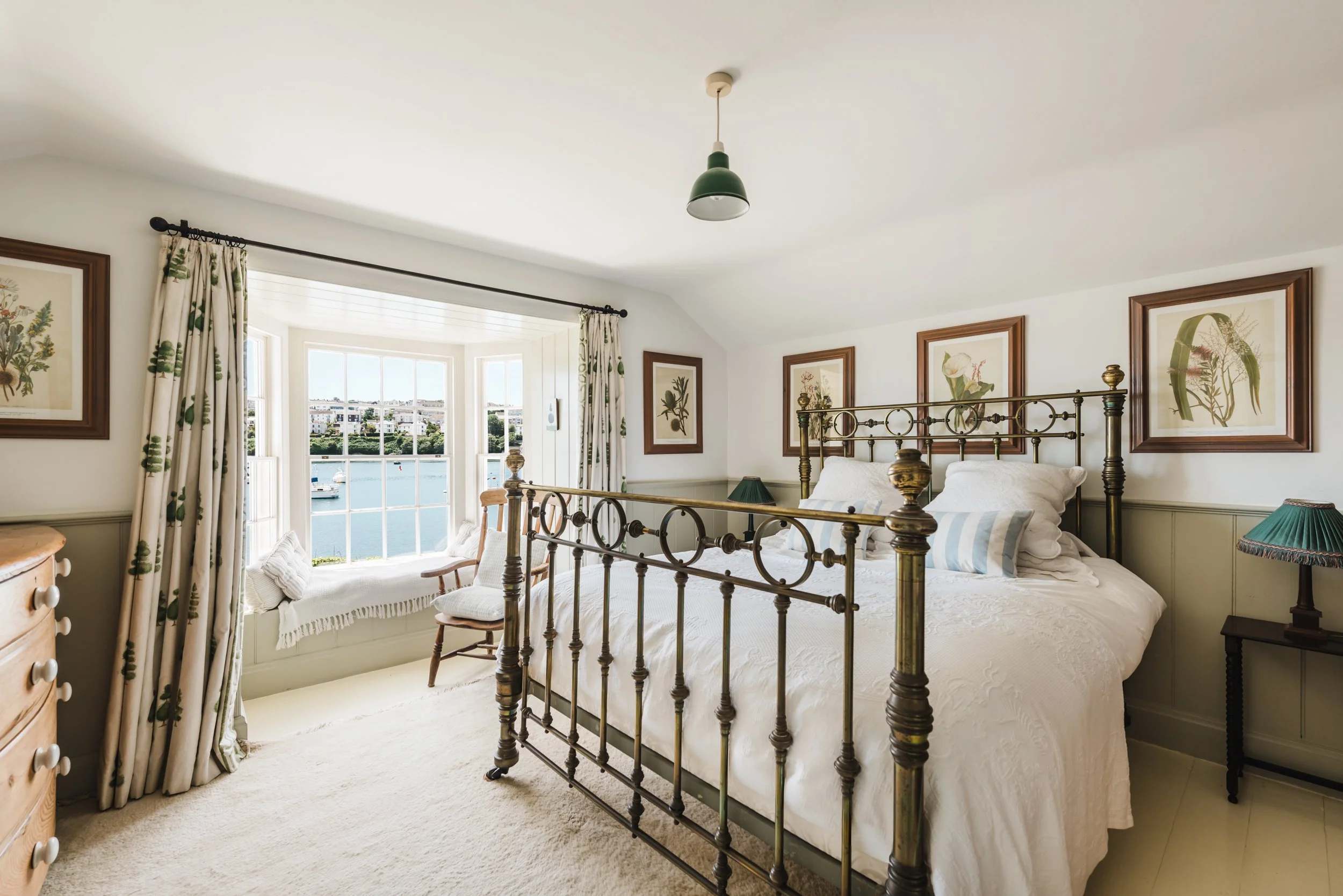 chambre classique chic avec lit laiton chaumière dans les Cornouailles