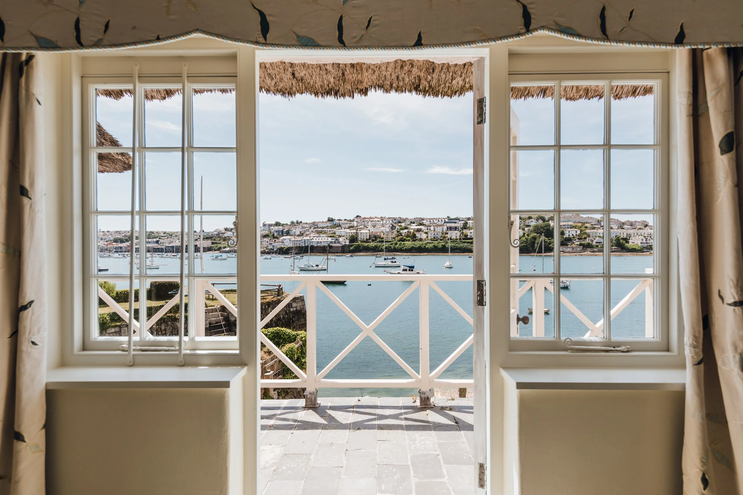 chambre avec balcon vue mer chaumière dans les Cornouailles
