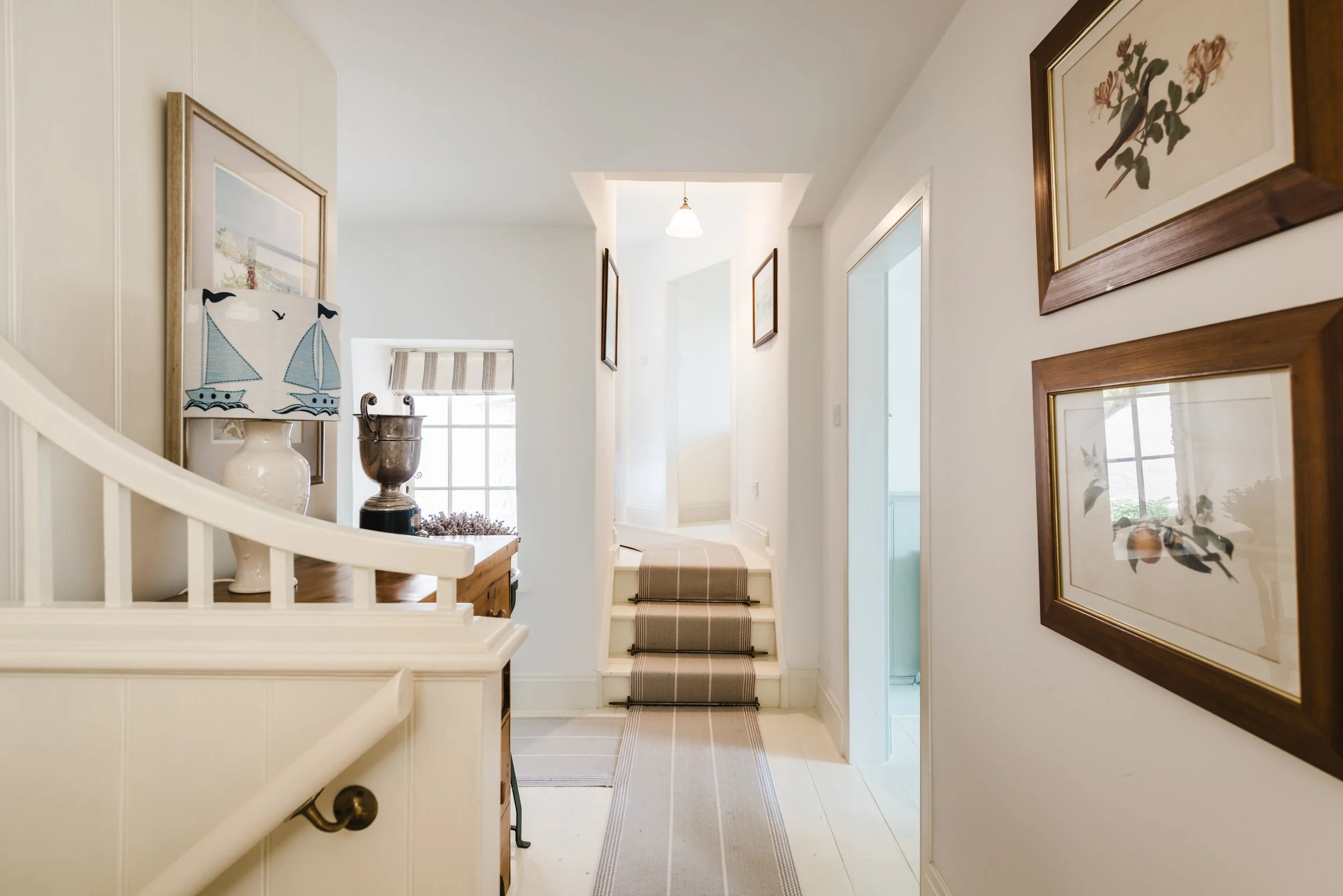 palier avec escalier décoration naturelle et bleu pâle