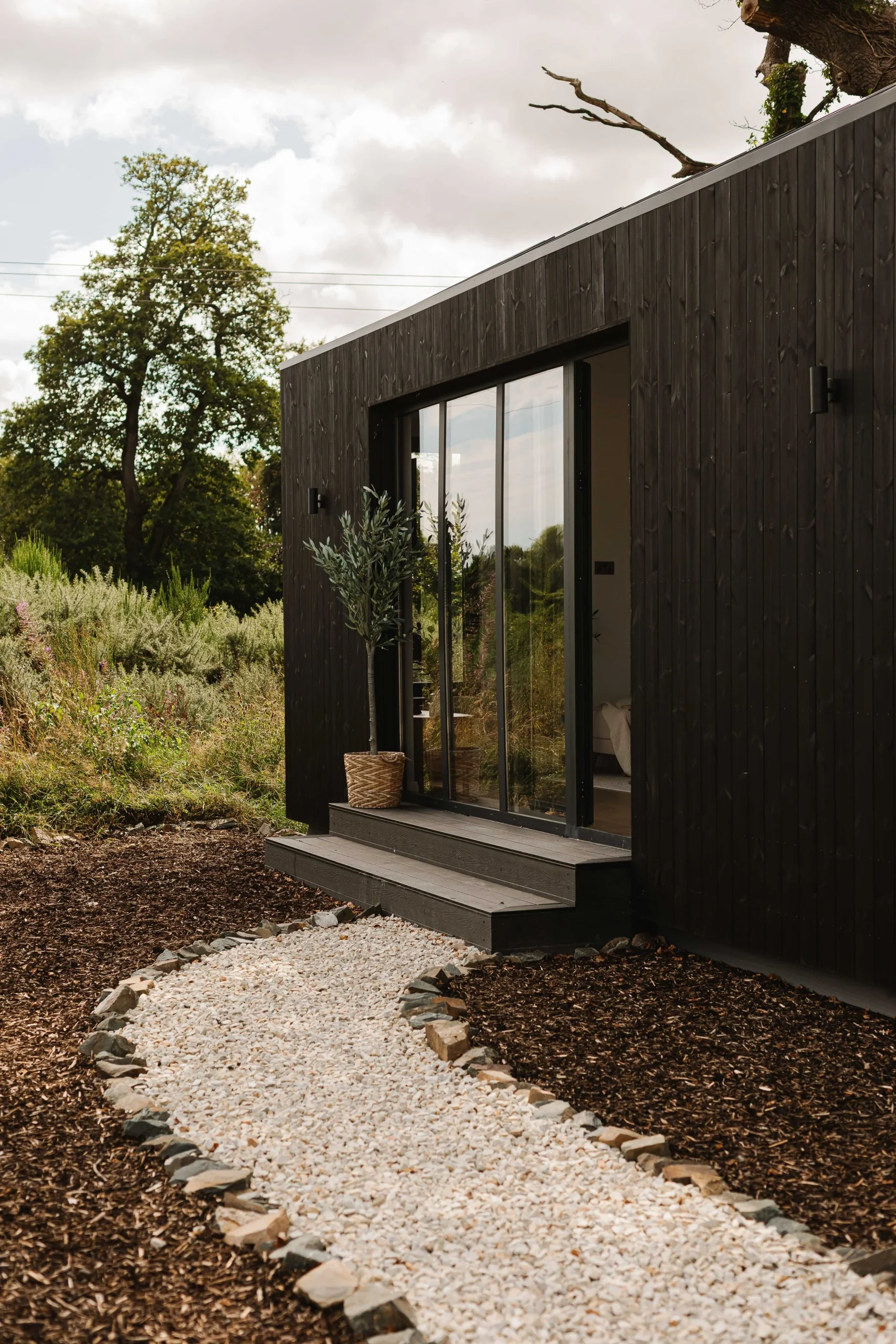 mini maison de 45m2 préfabriquée et modulaire en bois noir Bothán par Yardbox mini maison de 45m2 préfabriquée et modulaire en bois noir Bothán par Yardbox