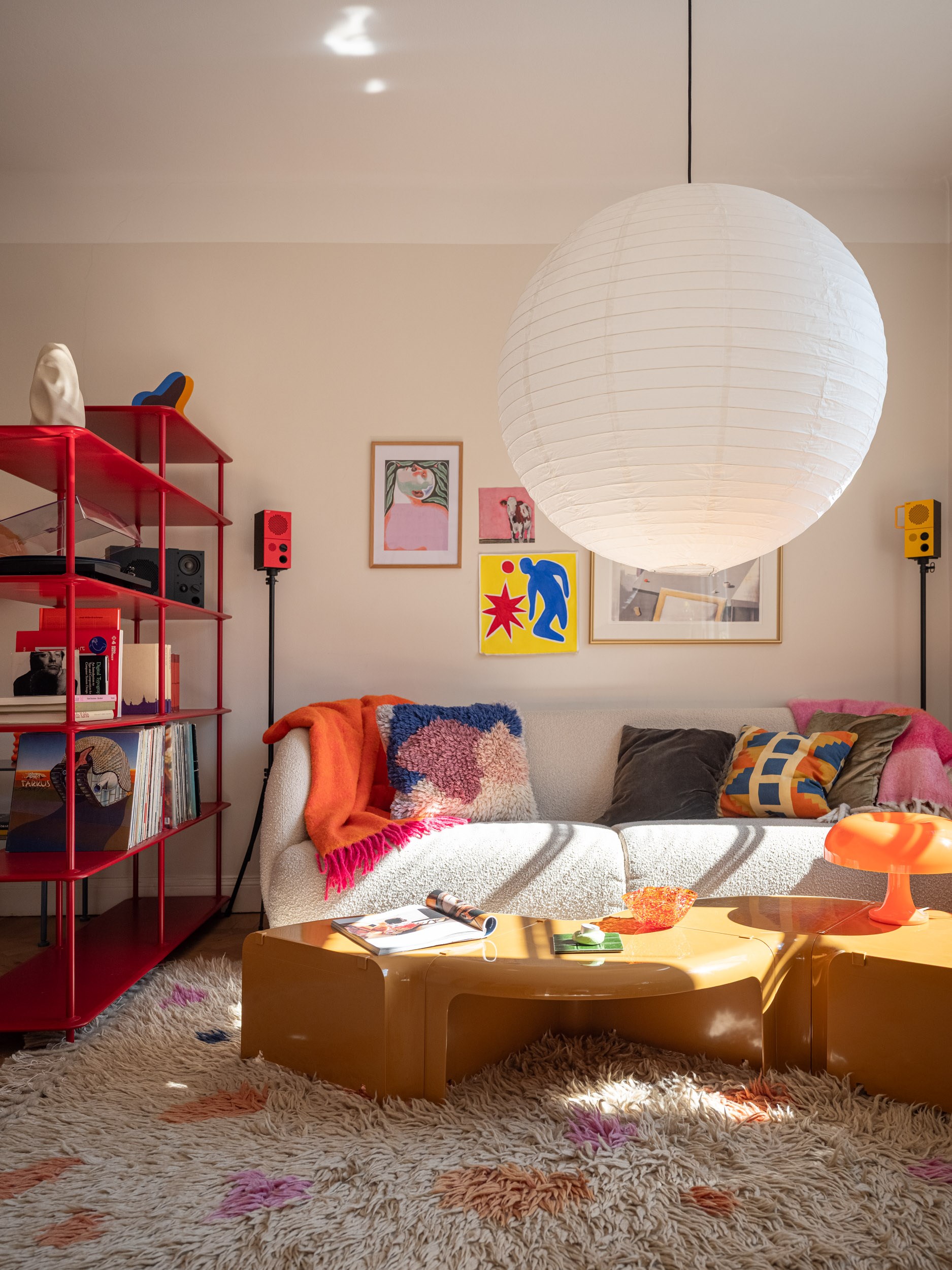 salon avec coin chambre studio de 39m2 décoration scandinave colorée et vintage
