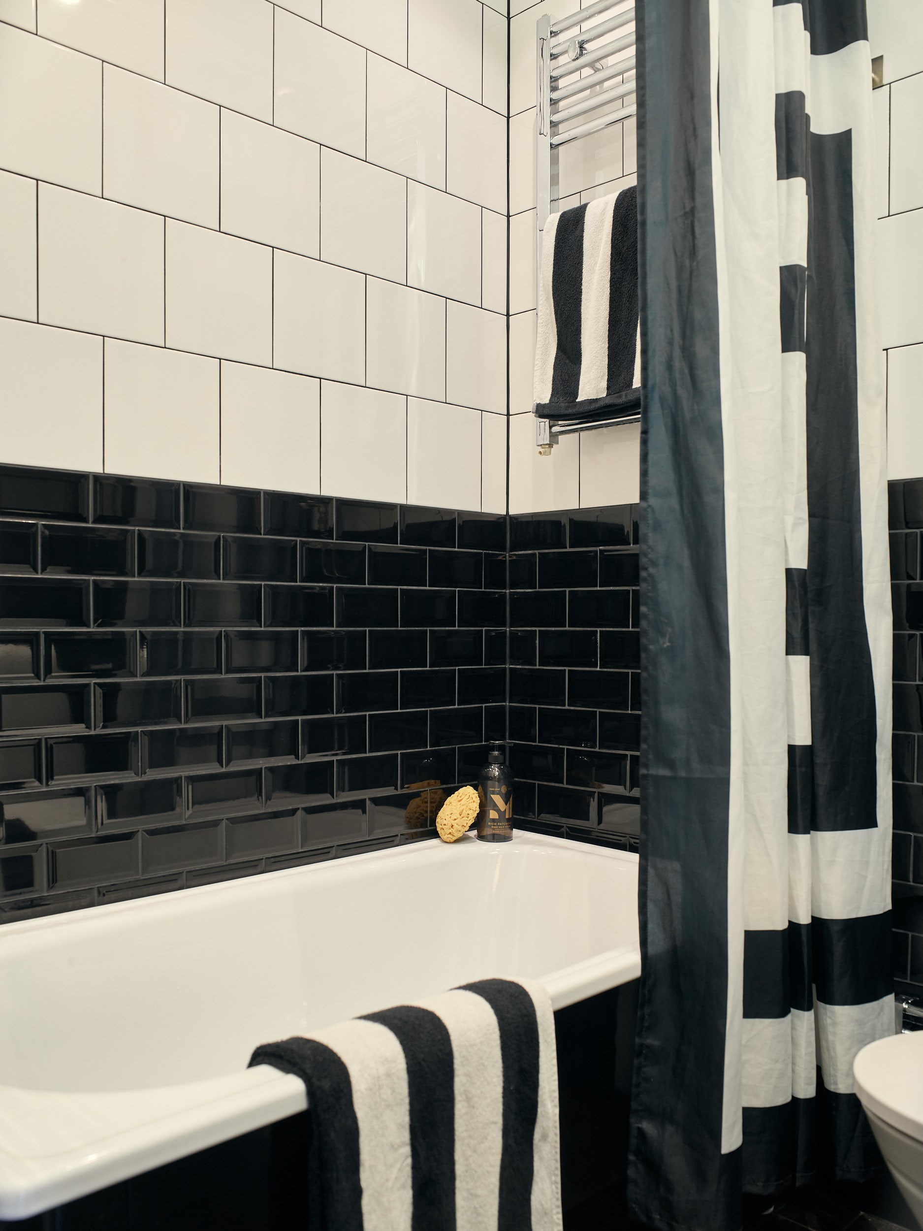 salle de bain noire et blanche