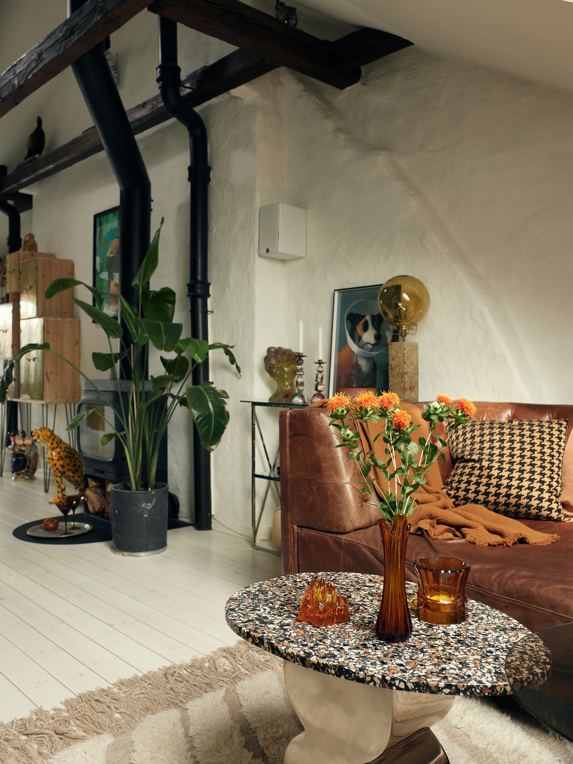 salon double hauteur avec poutres triplex de 81m2 décoration vintage et scandinave