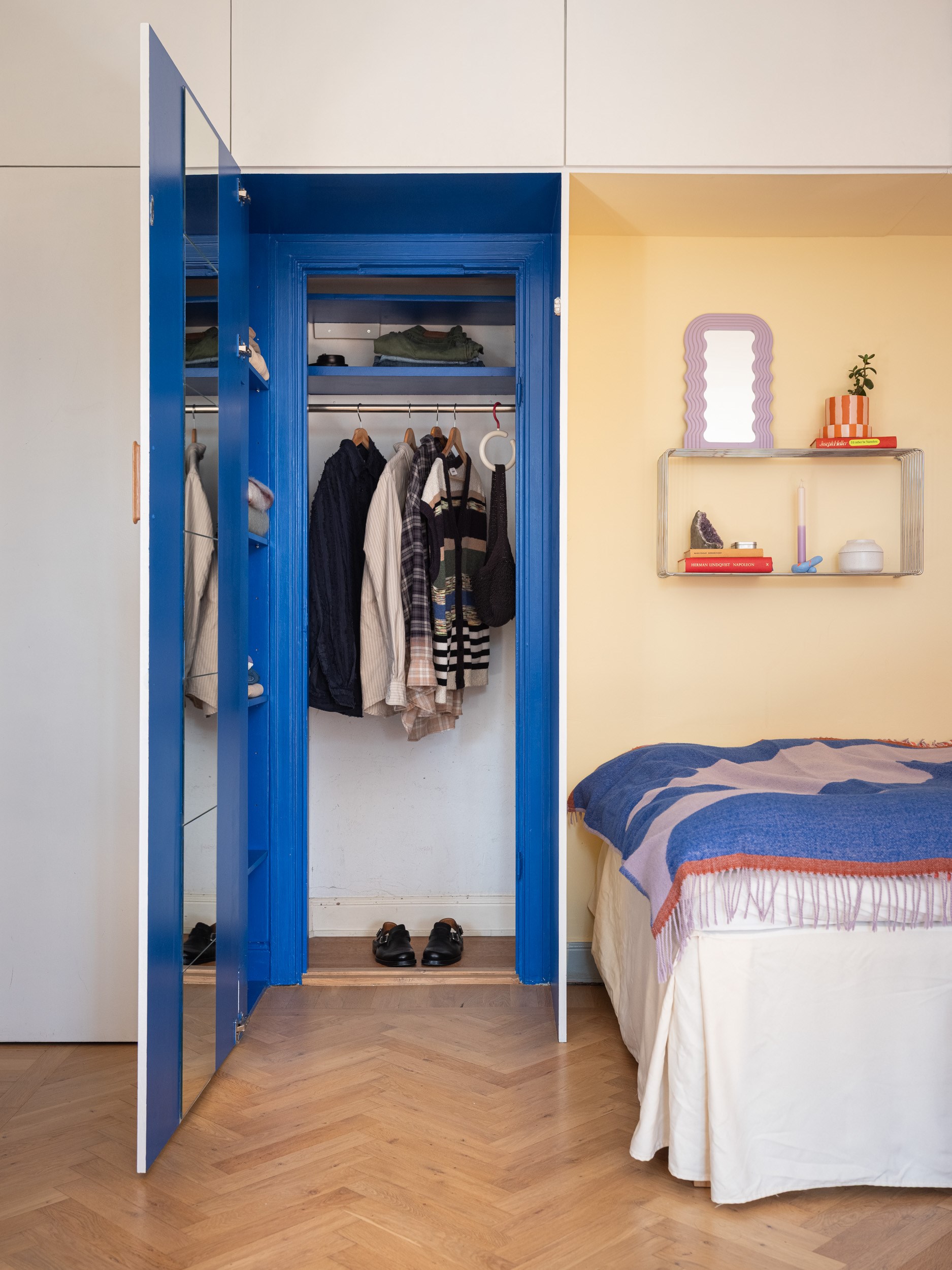 salon avec coin chambre studio de 39m2 décoration scandinave colorée et vintage