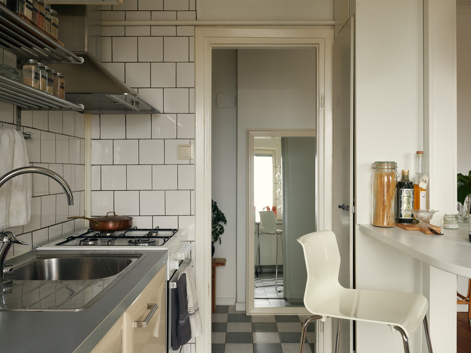 cuisine ouverte sol à damier gris et blanc décoration vintage deux-pièces 40m2 cuisine ouverte sol à damier gris et blanc décoration vintage deux-pièces 40m2