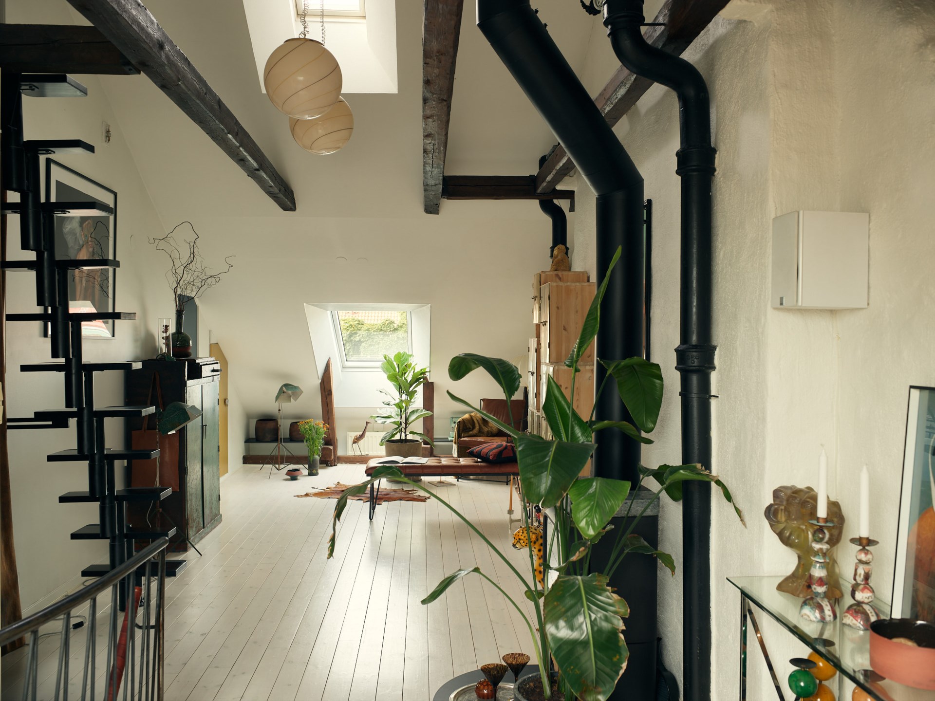 salon double hauteur avec escalier et poutres triplex de 81m2 décoration vintage et scandinave