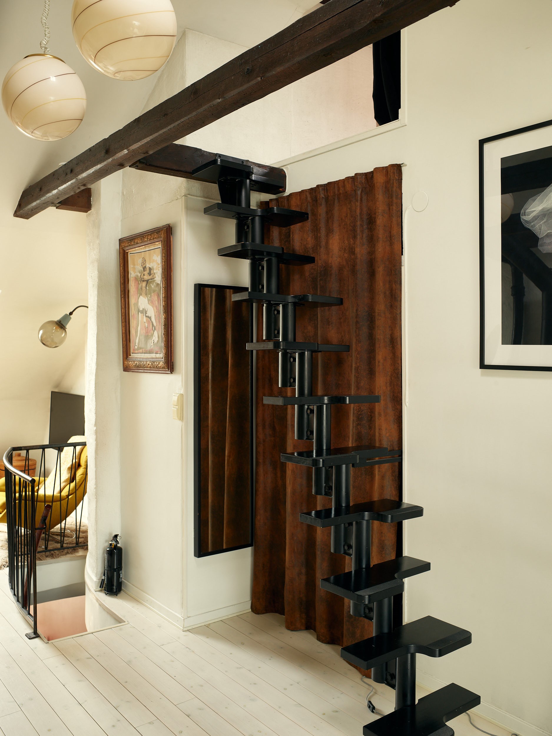 salon avec poutres et escalier type pas japonais triplex de 81m2 décoration vintage et scandinave