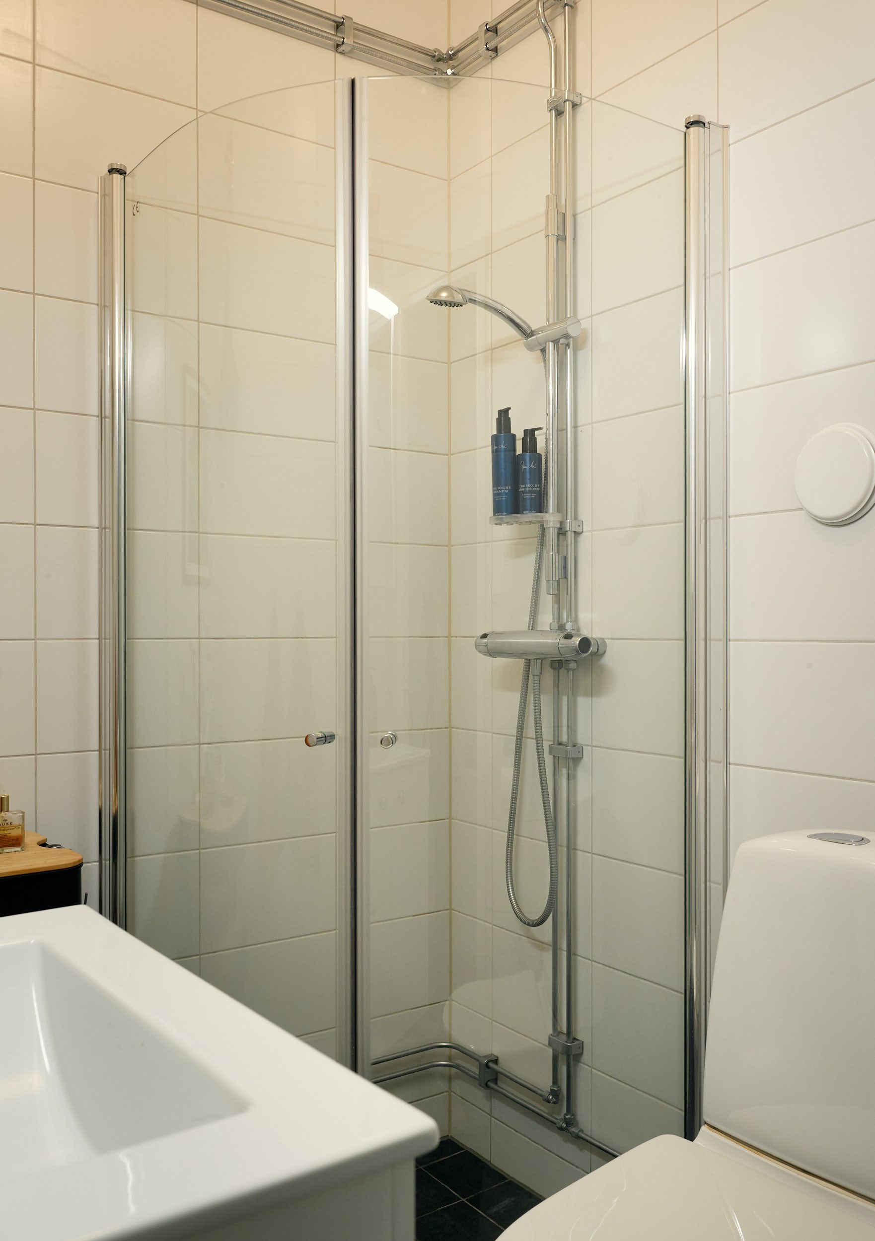 salle d salle d'eau blanche