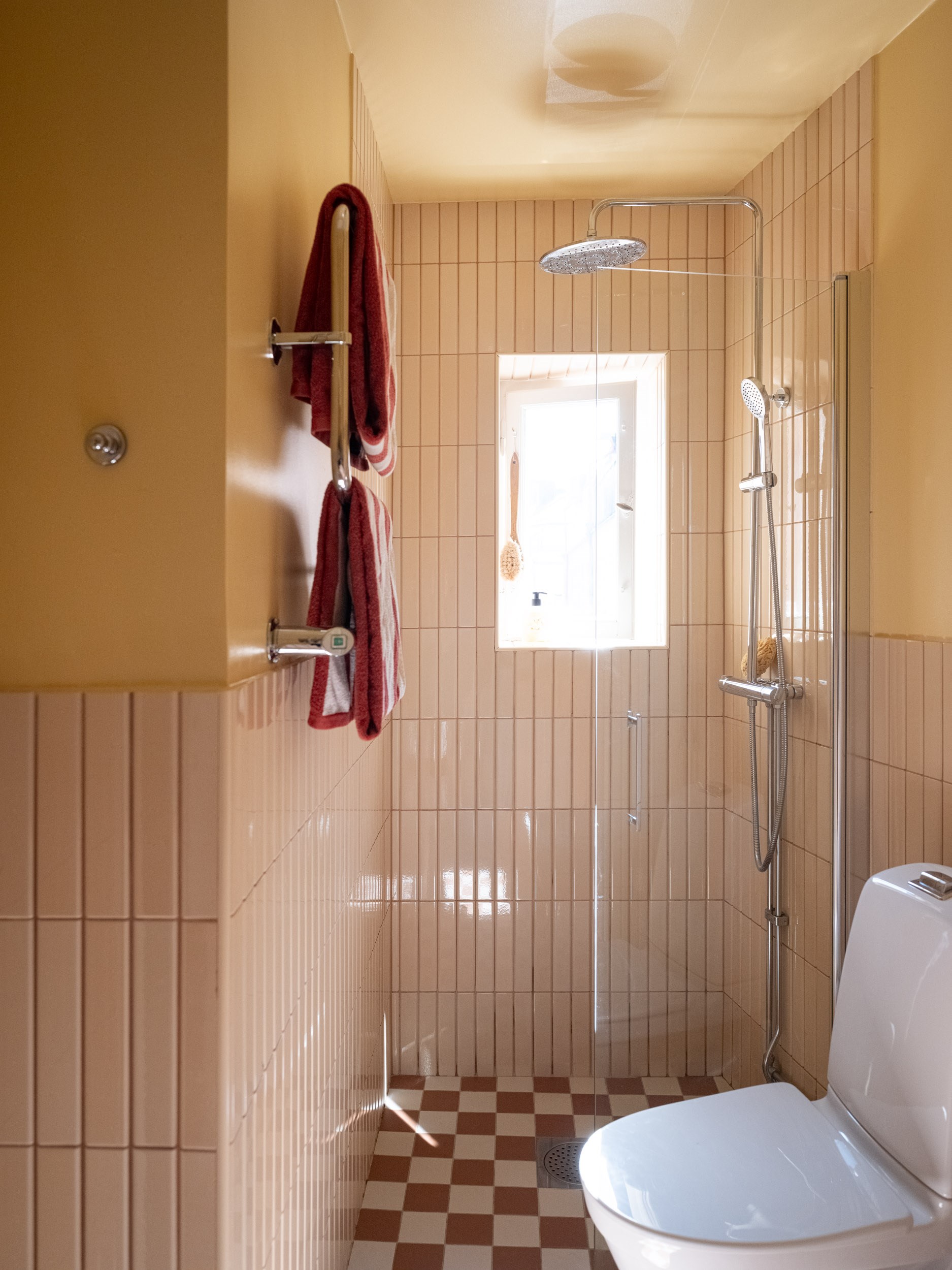 salle de bain murs jaune carrelage rose pâle studio de 39m2 décoration scandinave colorée et vintage