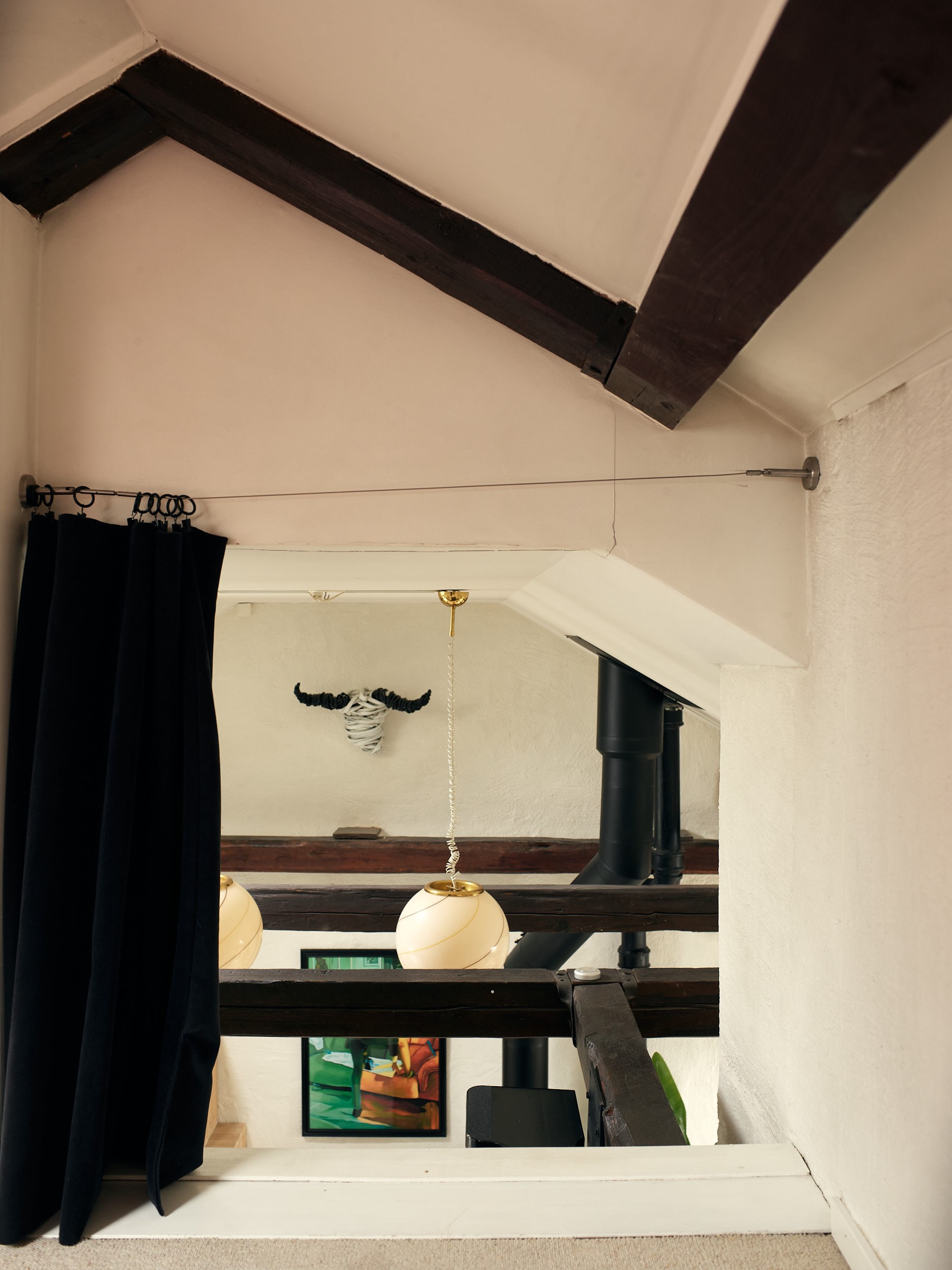 chambre mansardée avec poutres