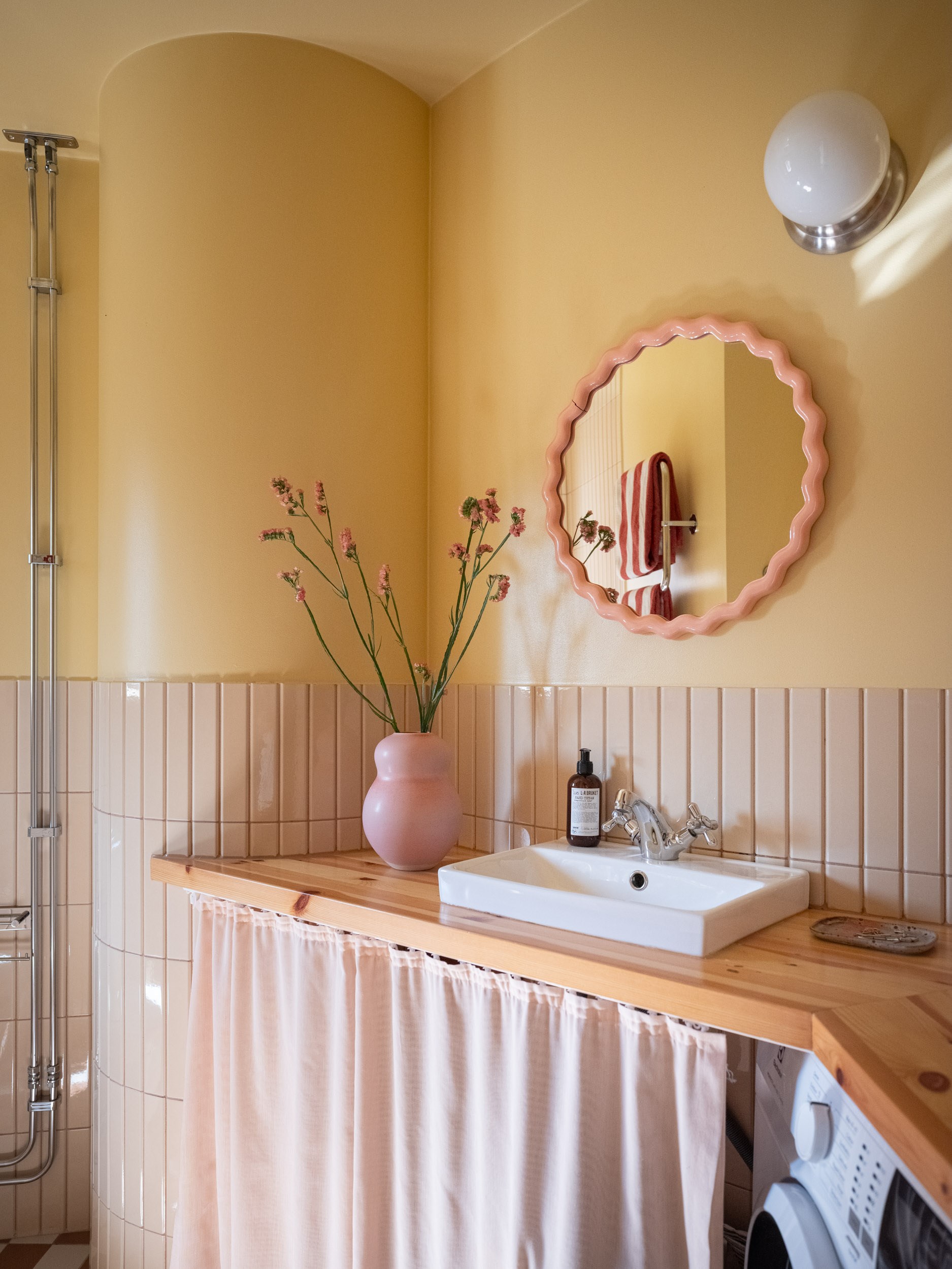 salle de bain murs jaune carrelage rose pâle studio de 39m2 décoration scandinave colorée et vintage