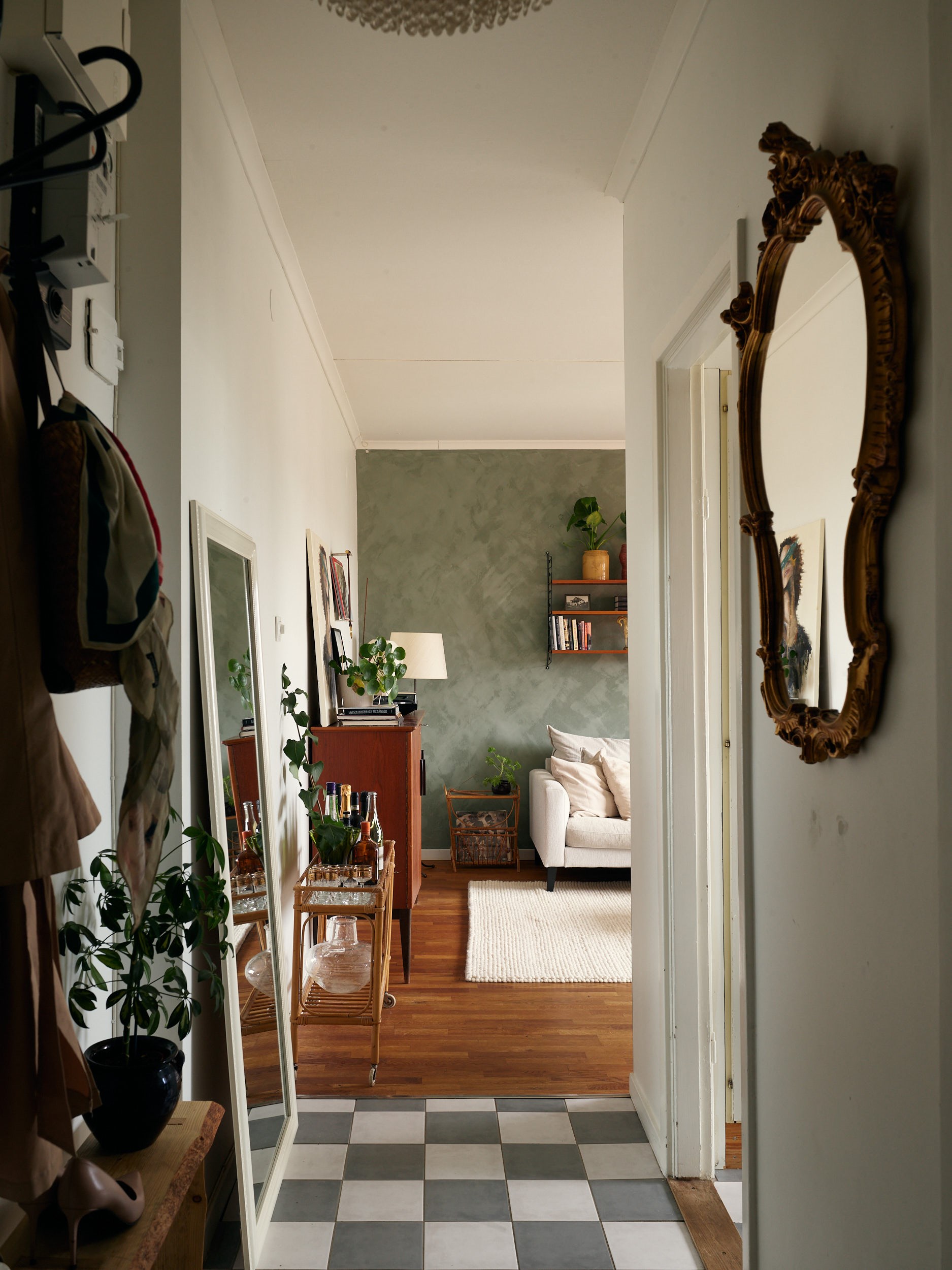 entrée sol à damier gris et blanc décoration vintage deux-pièces 40m2 entrée sol à damier gris et blanc décoration vintage deux-pièces 40m2