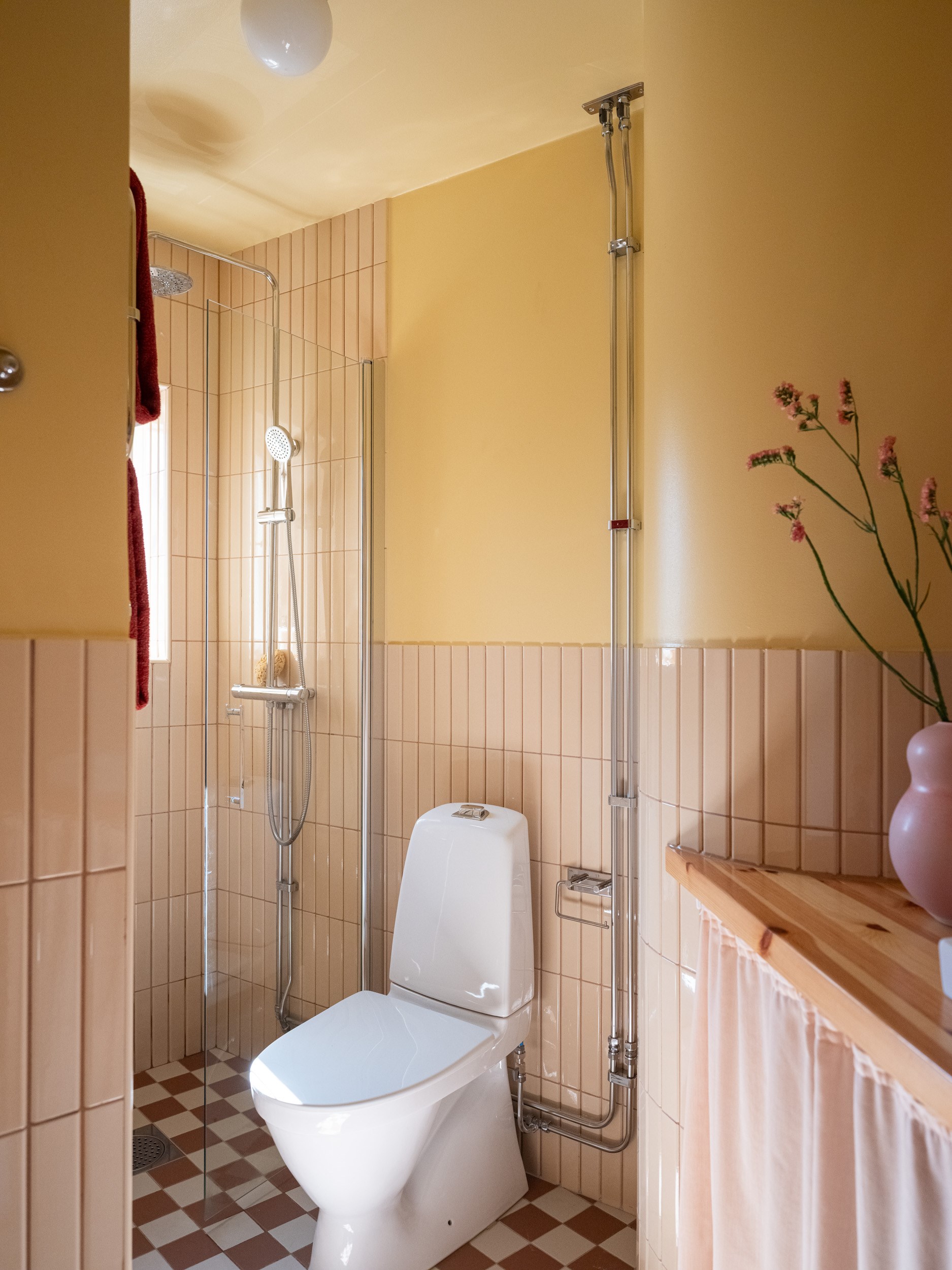 salle de bain murs jaune carrelage rose pâle studio de 39m2 décoration scandinave colorée et vintage