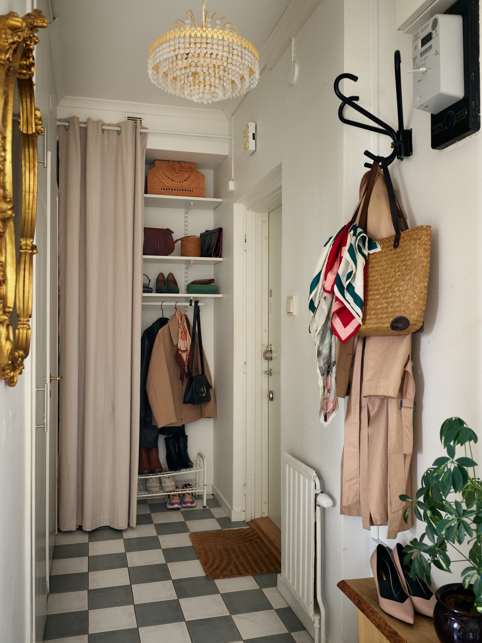 entrée sol à damier gris et blanc décoration vintage deux-pièces 40m2 entrée sol à damier gris et blanc décoration vintage deux-pièces 40m2