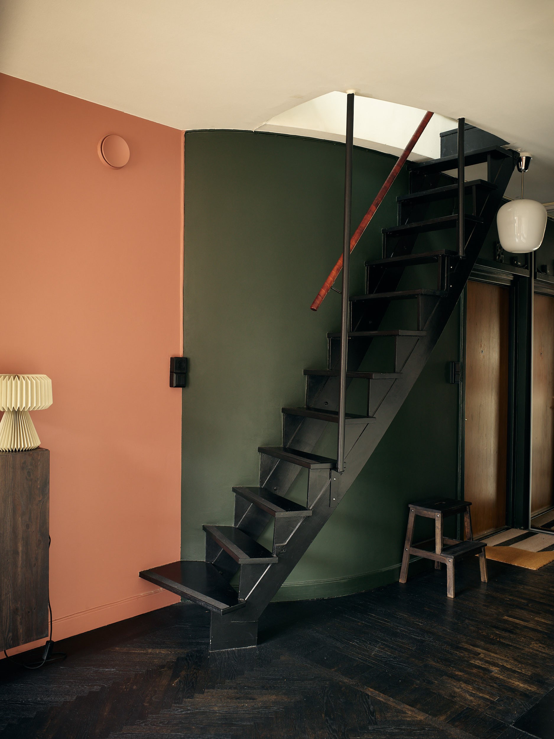 escalier dans cuisine mur terracotta triplex de 81m2 décoration vintage et scandinave