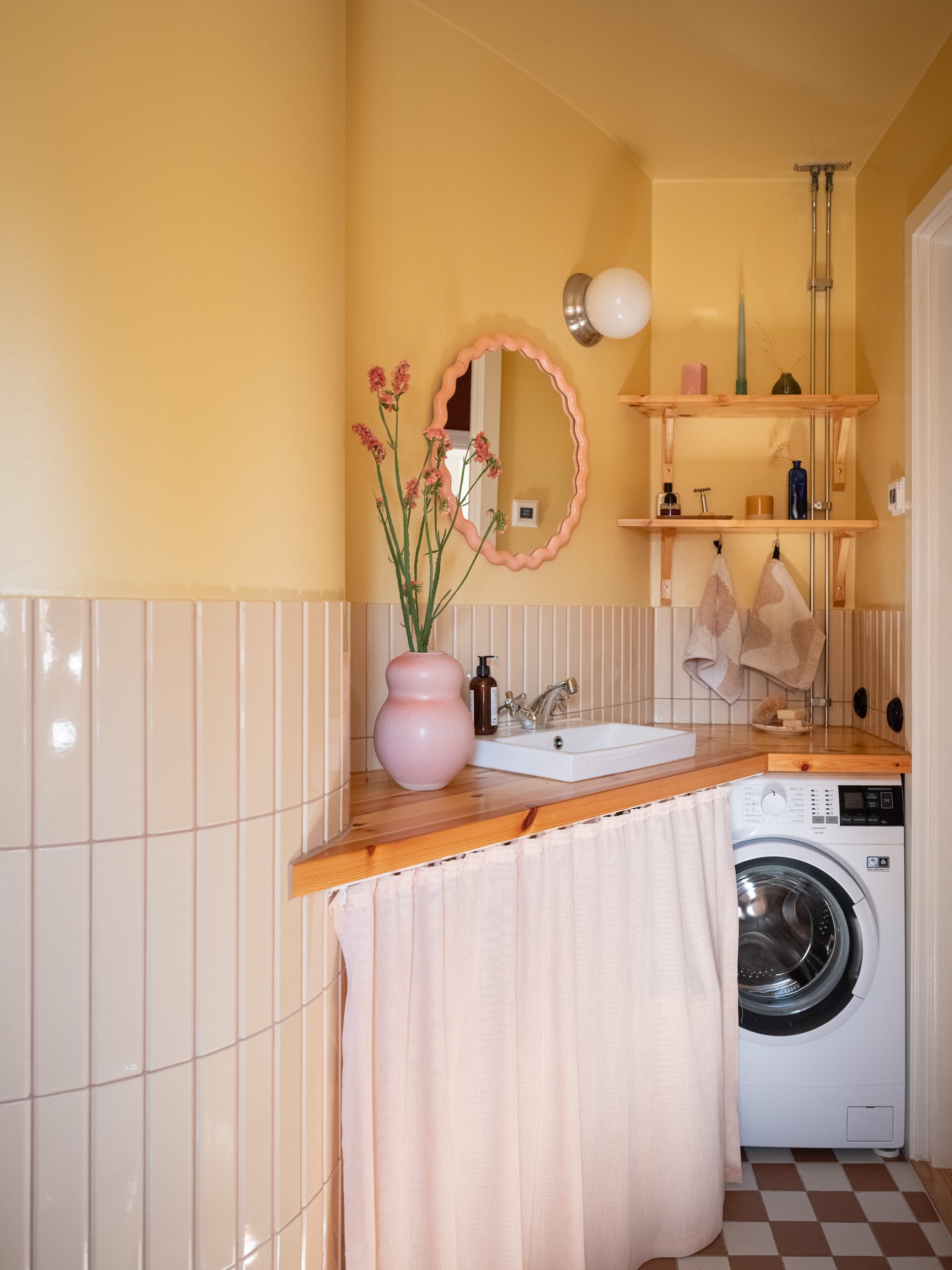 salle de bain murs jaune carrelage rose pâle studio de 39m2 décoration scandinave colorée et vintage