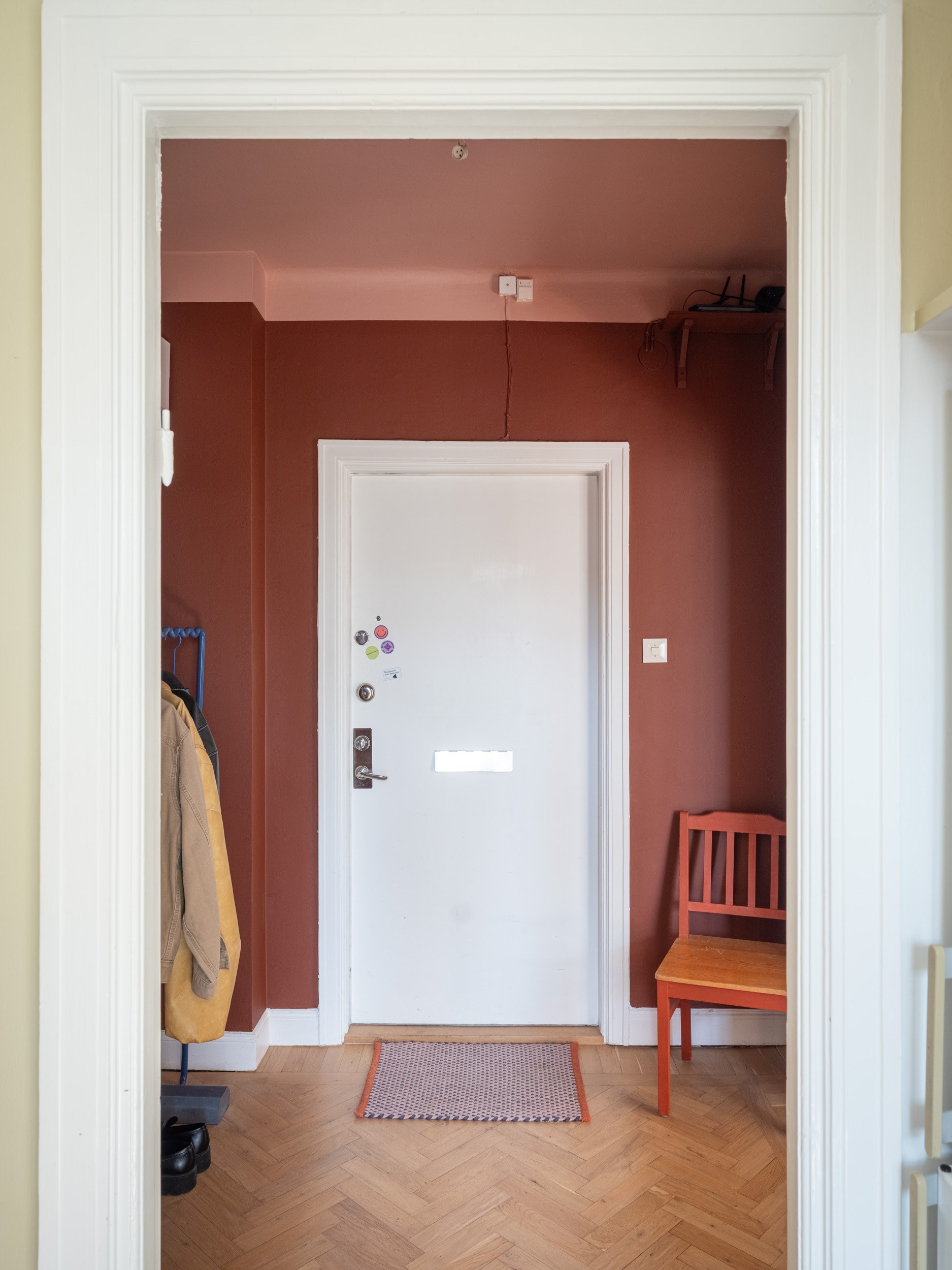 entrée murs terracotta plafond rose studio de 39m2 décoration scandinave colorée et vintage