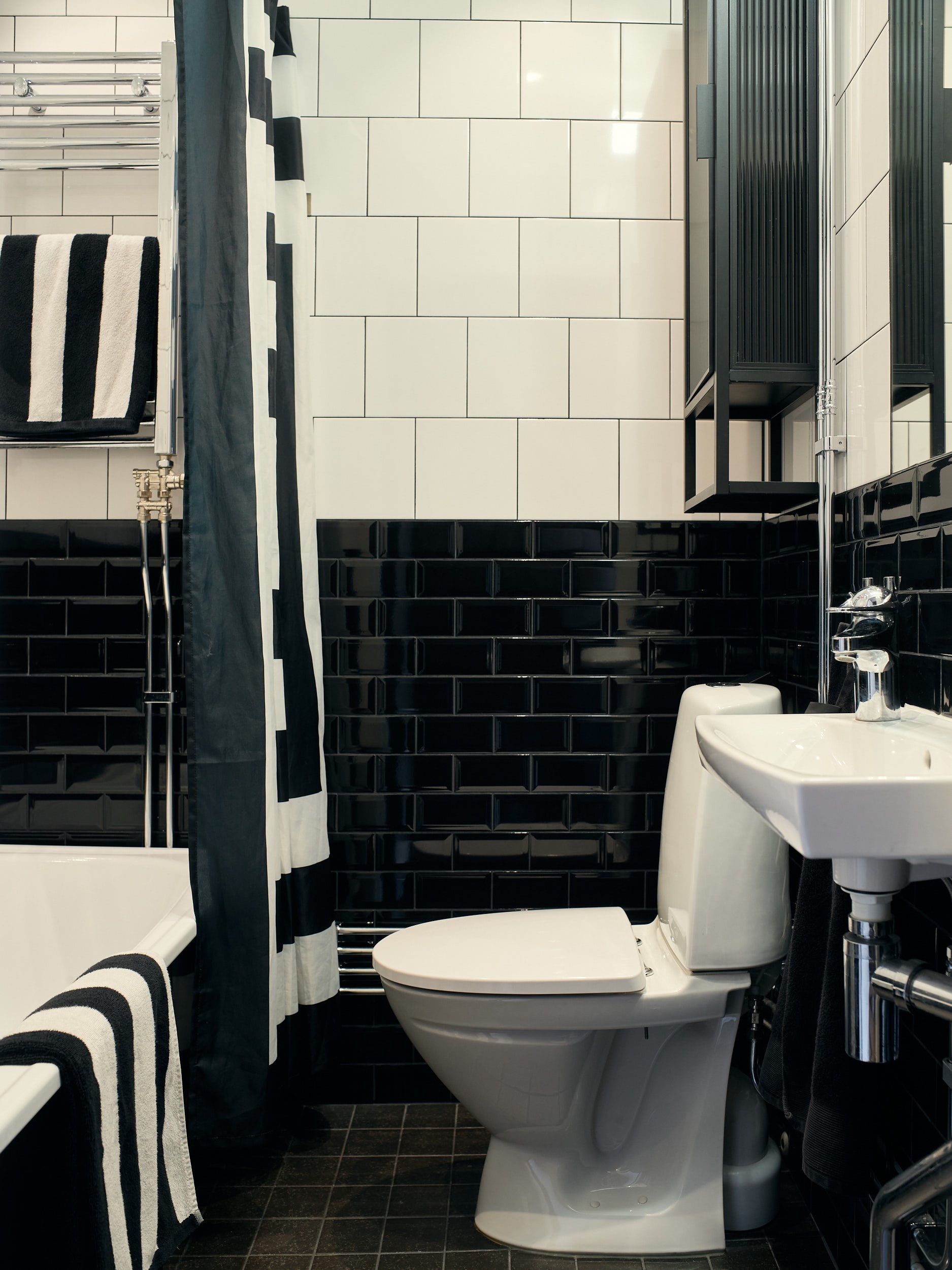 salle de bain noire et blanche
