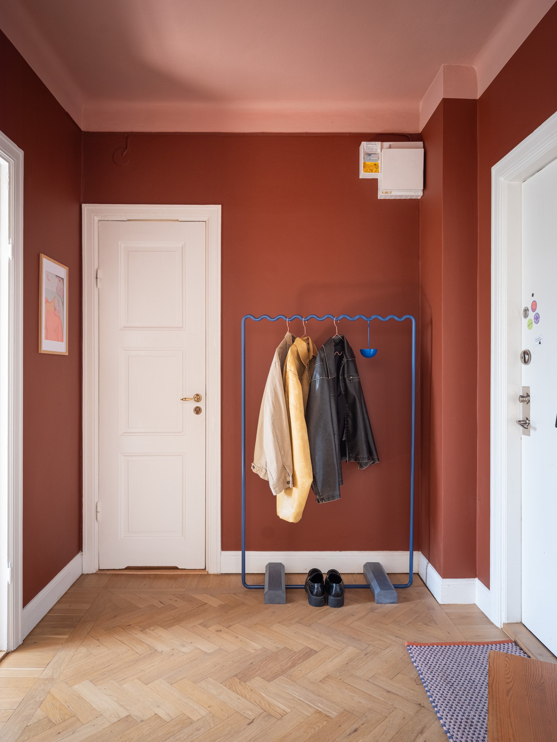 entrée murs terracotta plafond rose studio de 39m2 décoration scandinave colorée et vintage