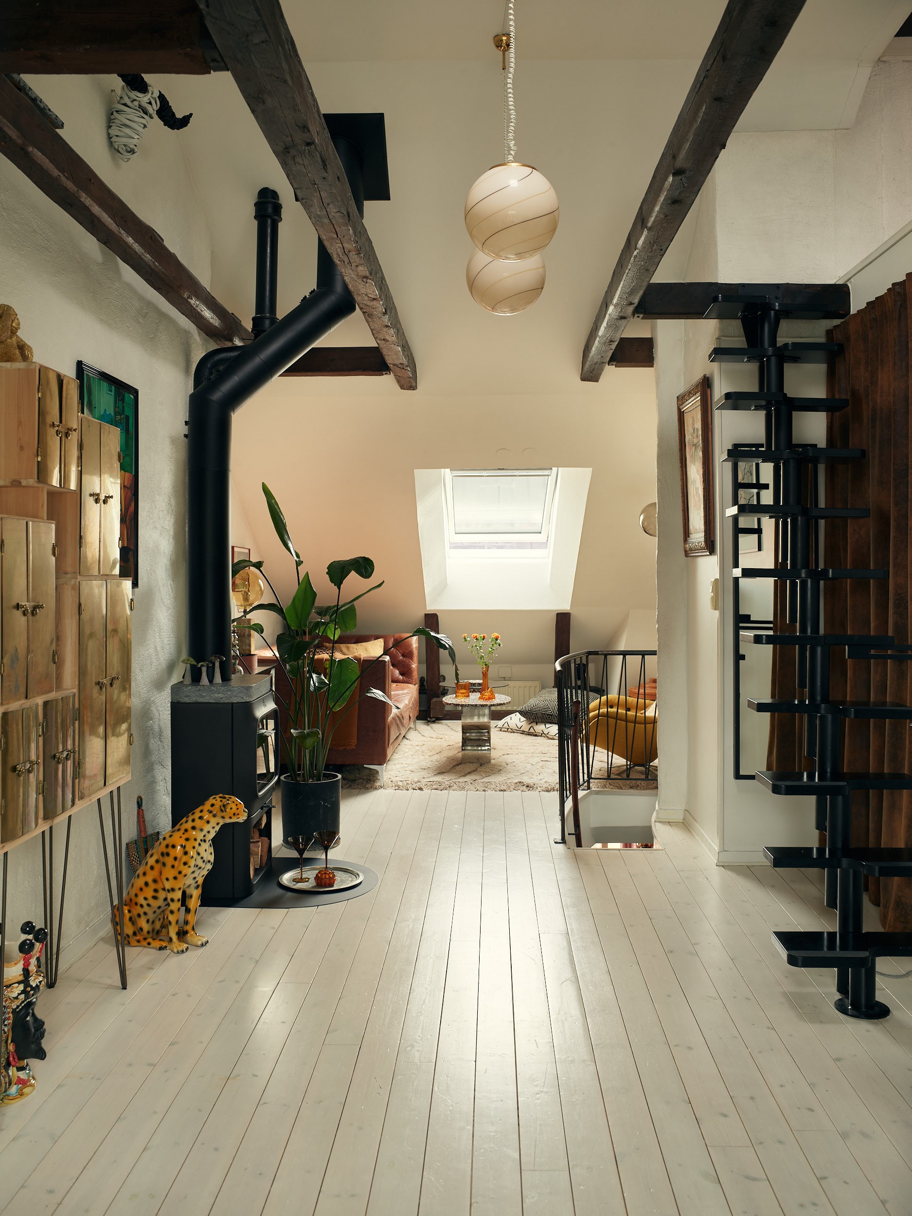 salon double hauteur avec escalier et poutres triplex de 81m2 décoration vintage et scandinave