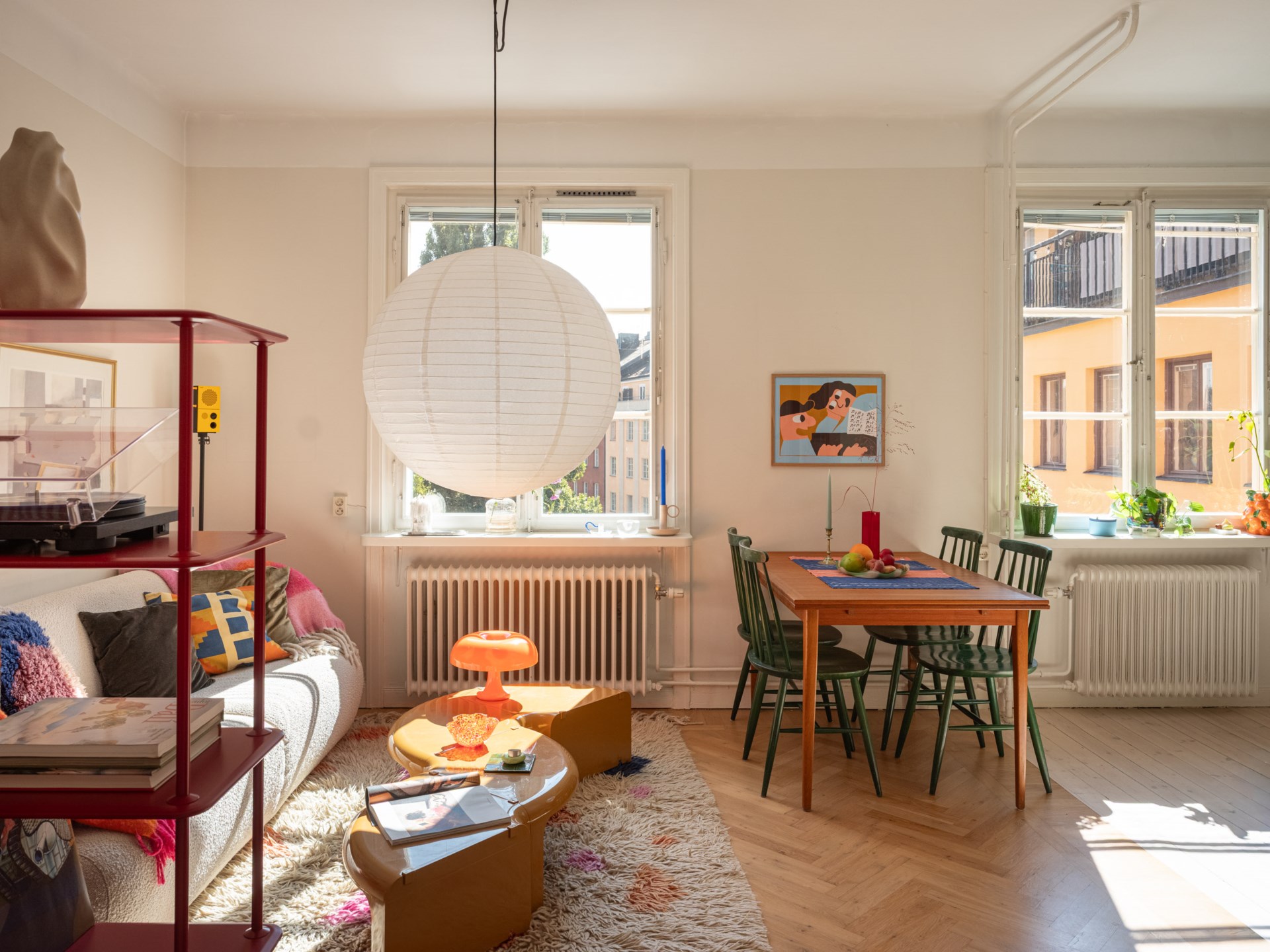 salon avec coin chambre studio de 39m2 décoration scandinave colorée et vintage