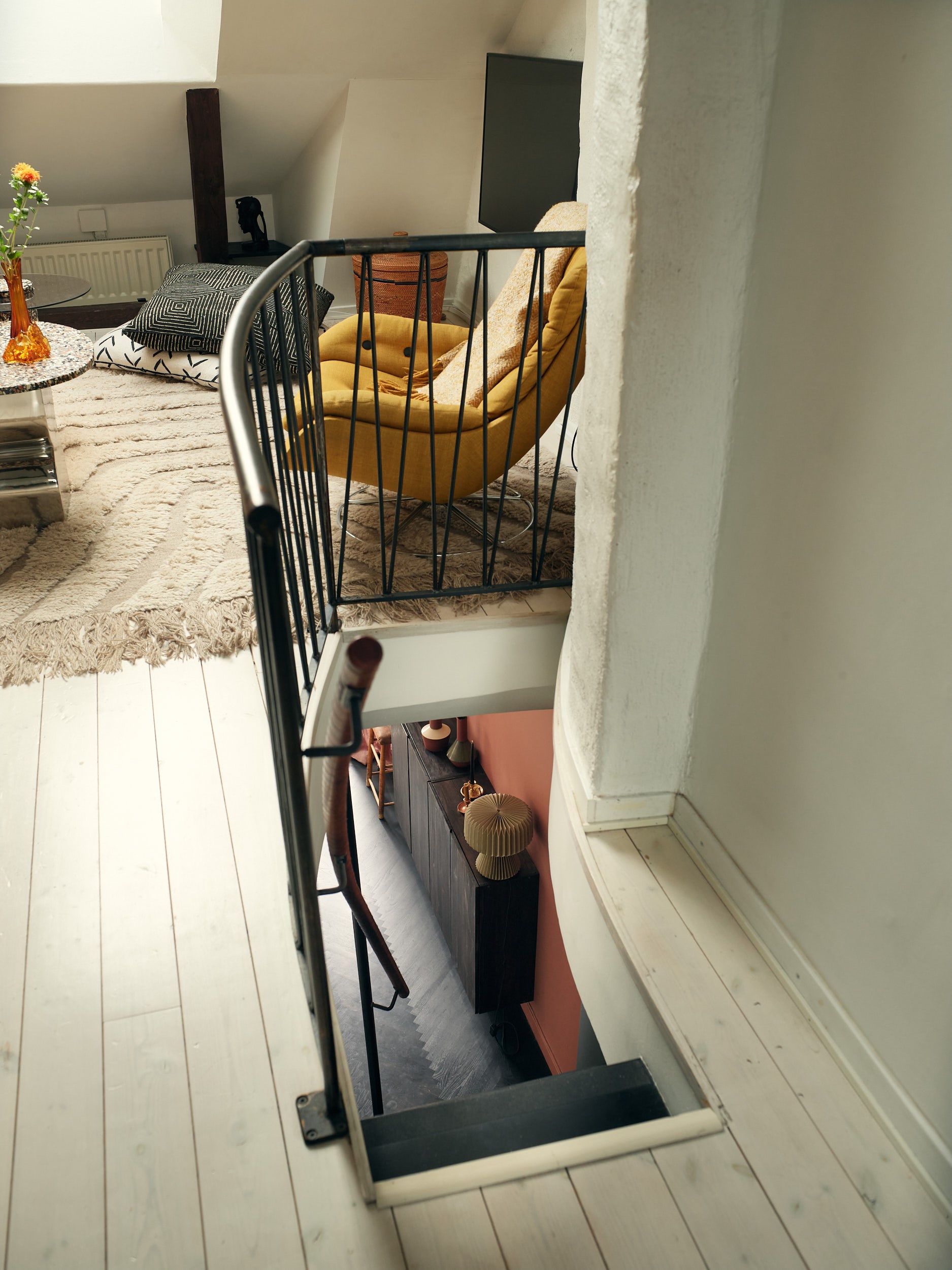 salon double hauteur avec escalier triplex de 81m2 décoration vintage et scandinave