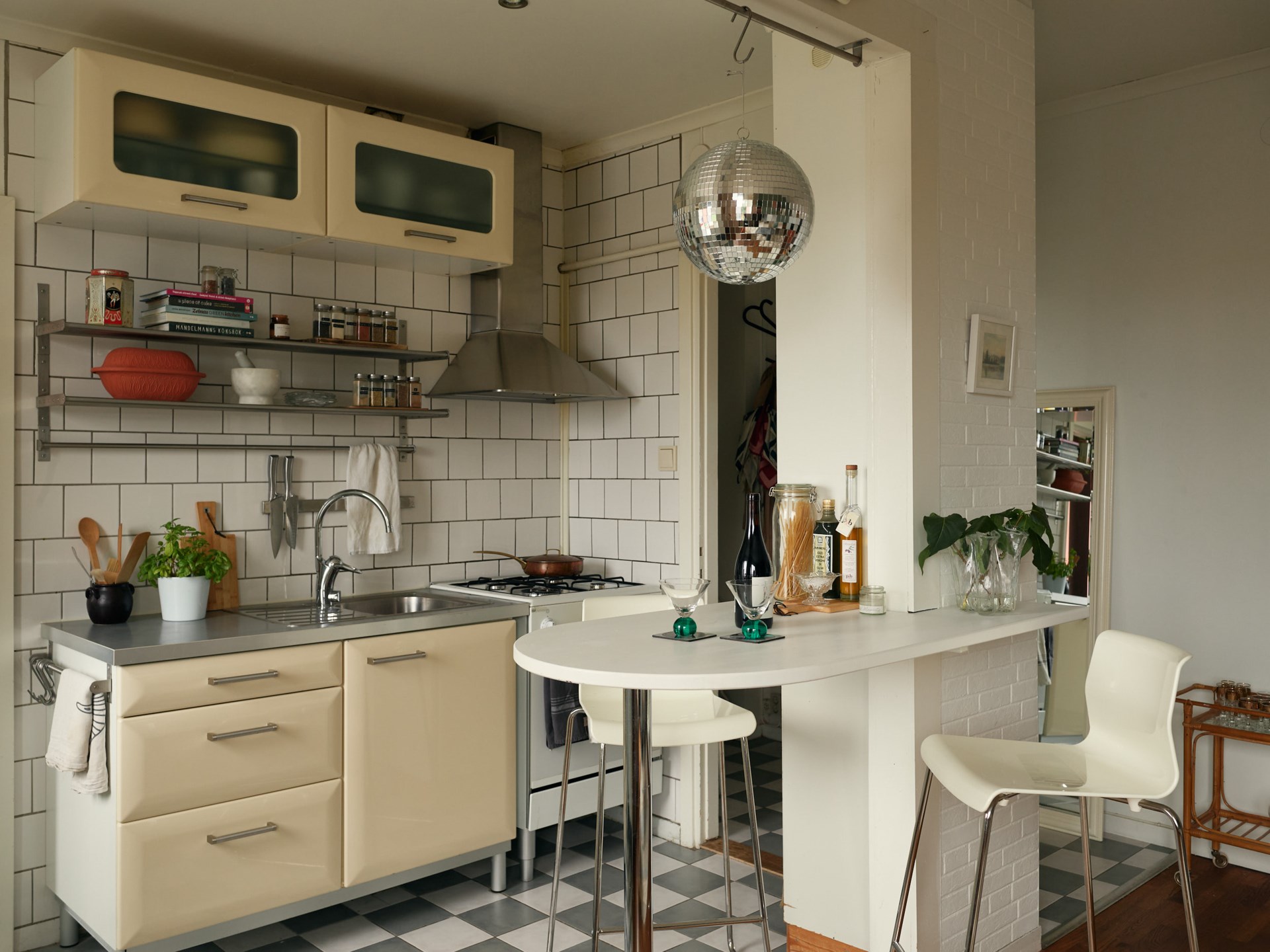 cuisine ouverte sol à damier gris et blanc décoration vintage deux-pièces 40m2 cuisine ouverte sol à damier gris et blanc décoration vintage deux-pièces 40m2