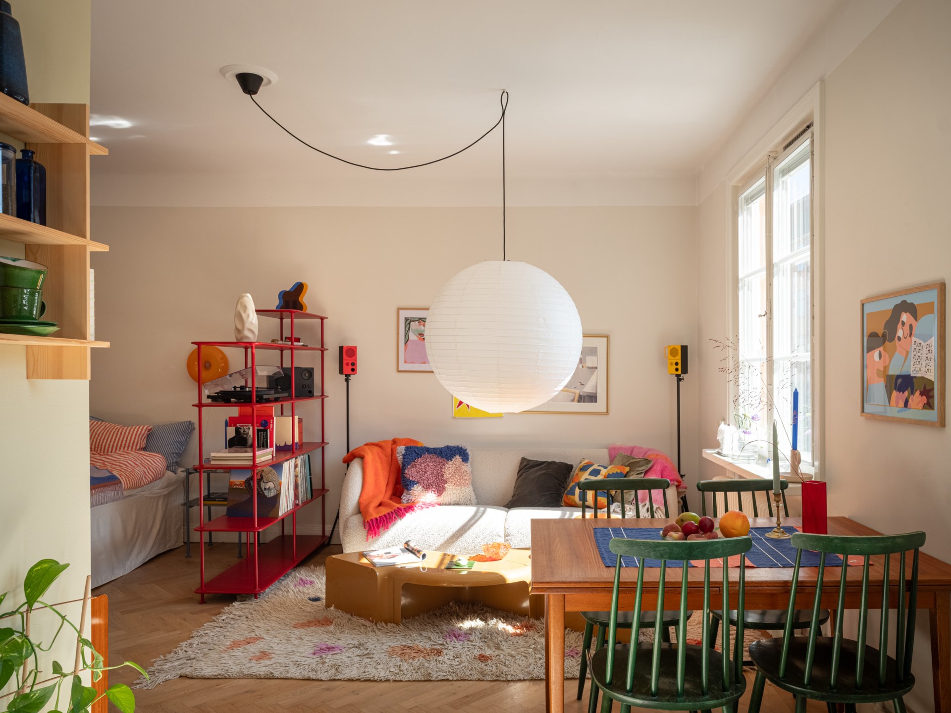salon avec coin chambre studio de 39m2 décoration scandinave colorée et vintage