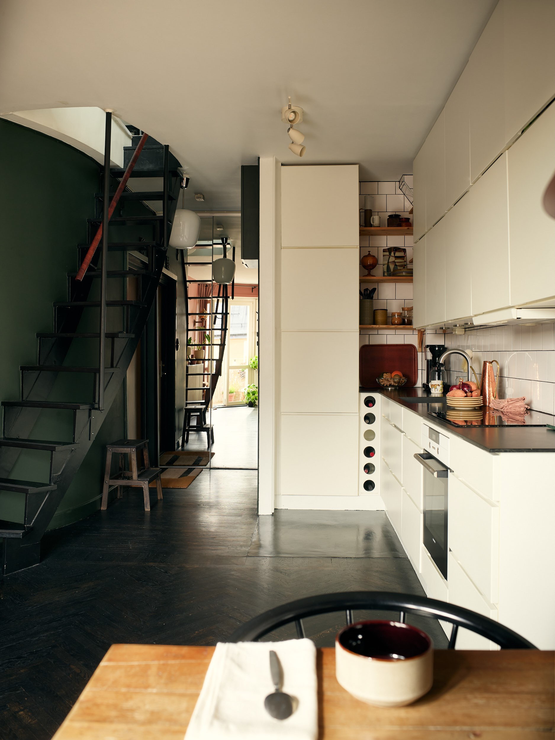 cuisine sol noir triplex de 81m2 décoration vintage et scandinave