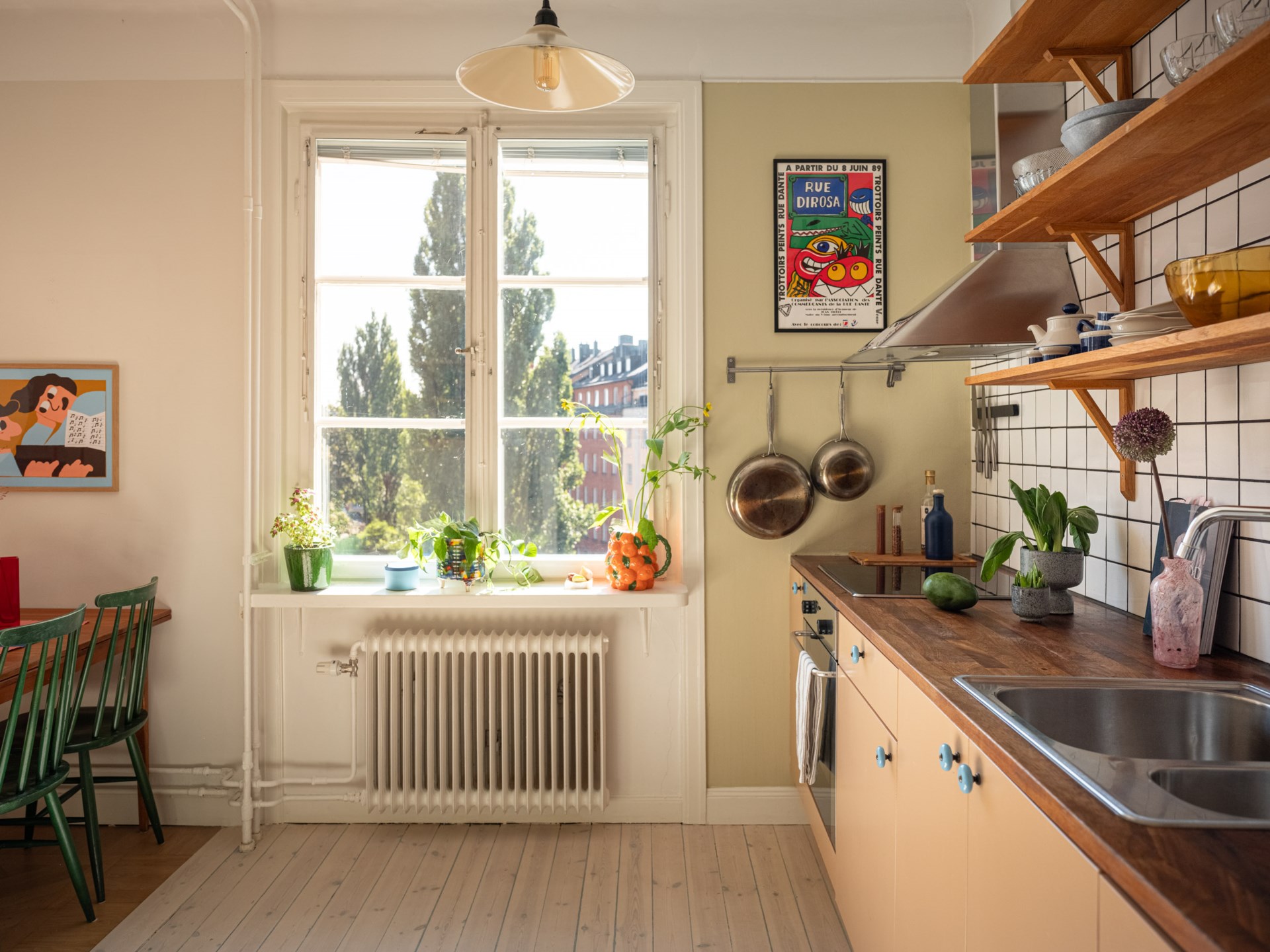 salle à manger et cuisine studio de 39m2 décoration scandinave colorée et vintage